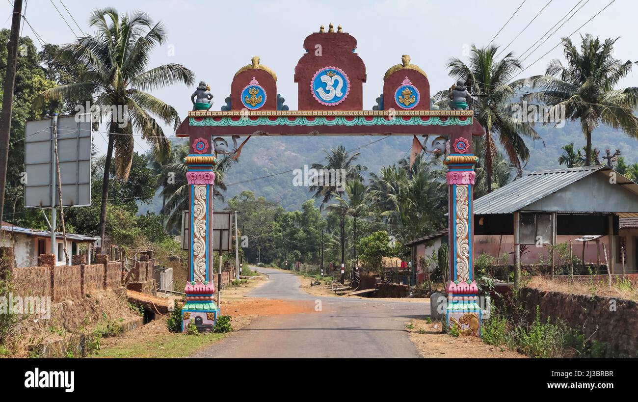 Arche d'entrée au bord de la route pour le fort Kavaledurga, Shimoga, Karnataka, Inde Banque D'Images