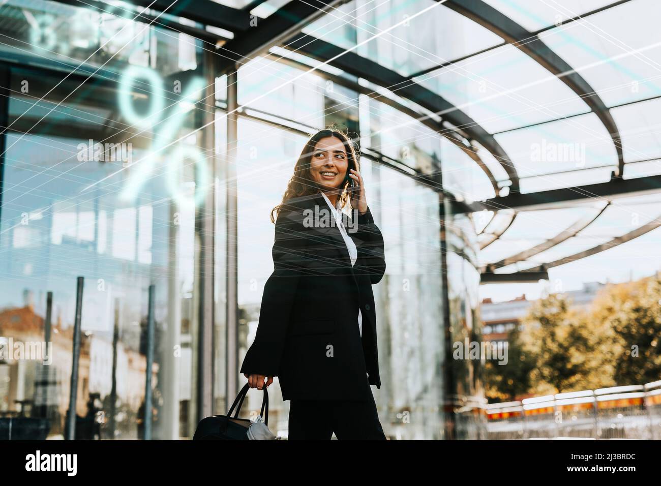 Smiling businesswoman talking on phone Banque D'Images