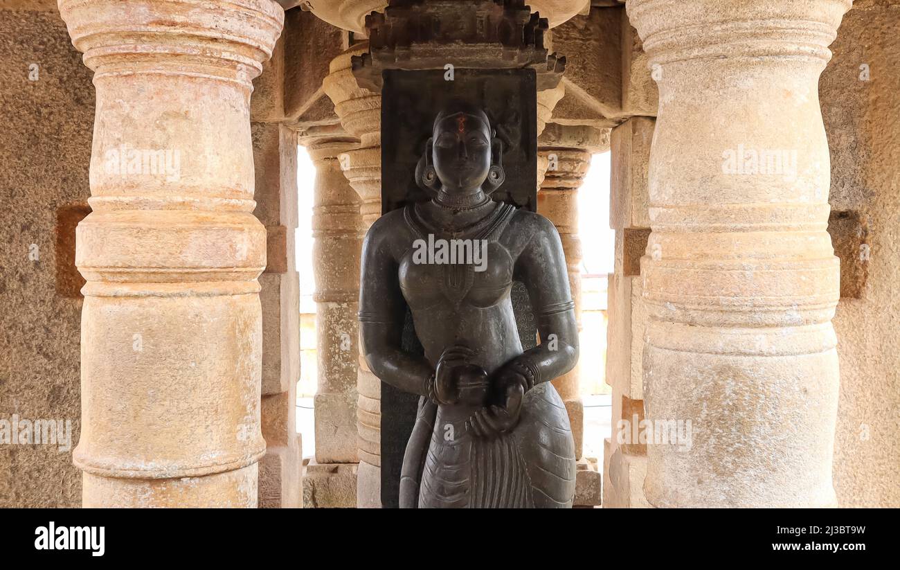 Gullakayajji ou granny tenant l'aubergine, 5ft grande statue en face de la statue de Gomateshwara, Shravanabelagola, Karnataka, Inde Banque D'Images