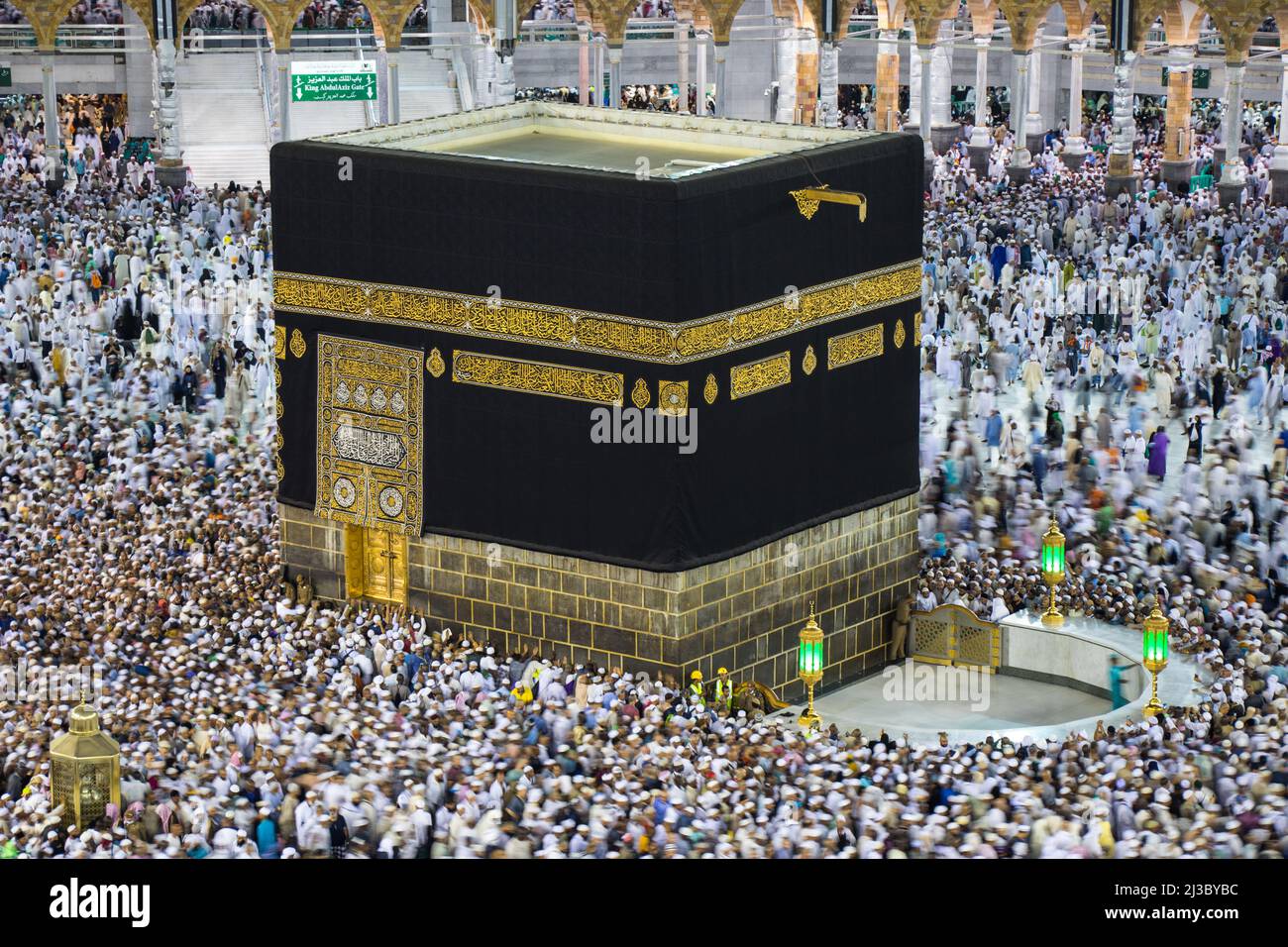 Kaaba islamique Holy place. Pèlerins musulmans faisant tawaf autour de Kaaba pendant Umra ou Hajj Banque D'Images