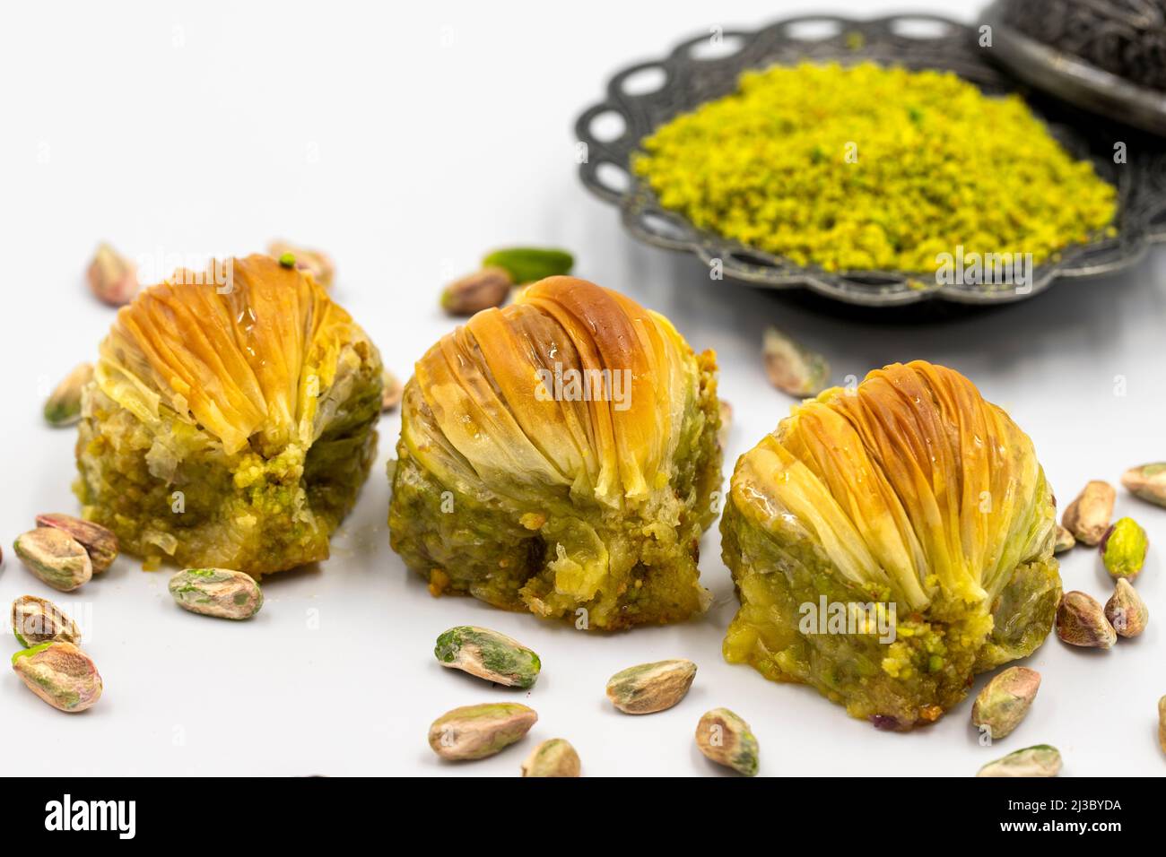 Moules baklava sur fond blanc. Cuisine méditerranéenne traditionnelle. Pistache en gros plan, baklava midye Banque D'Images