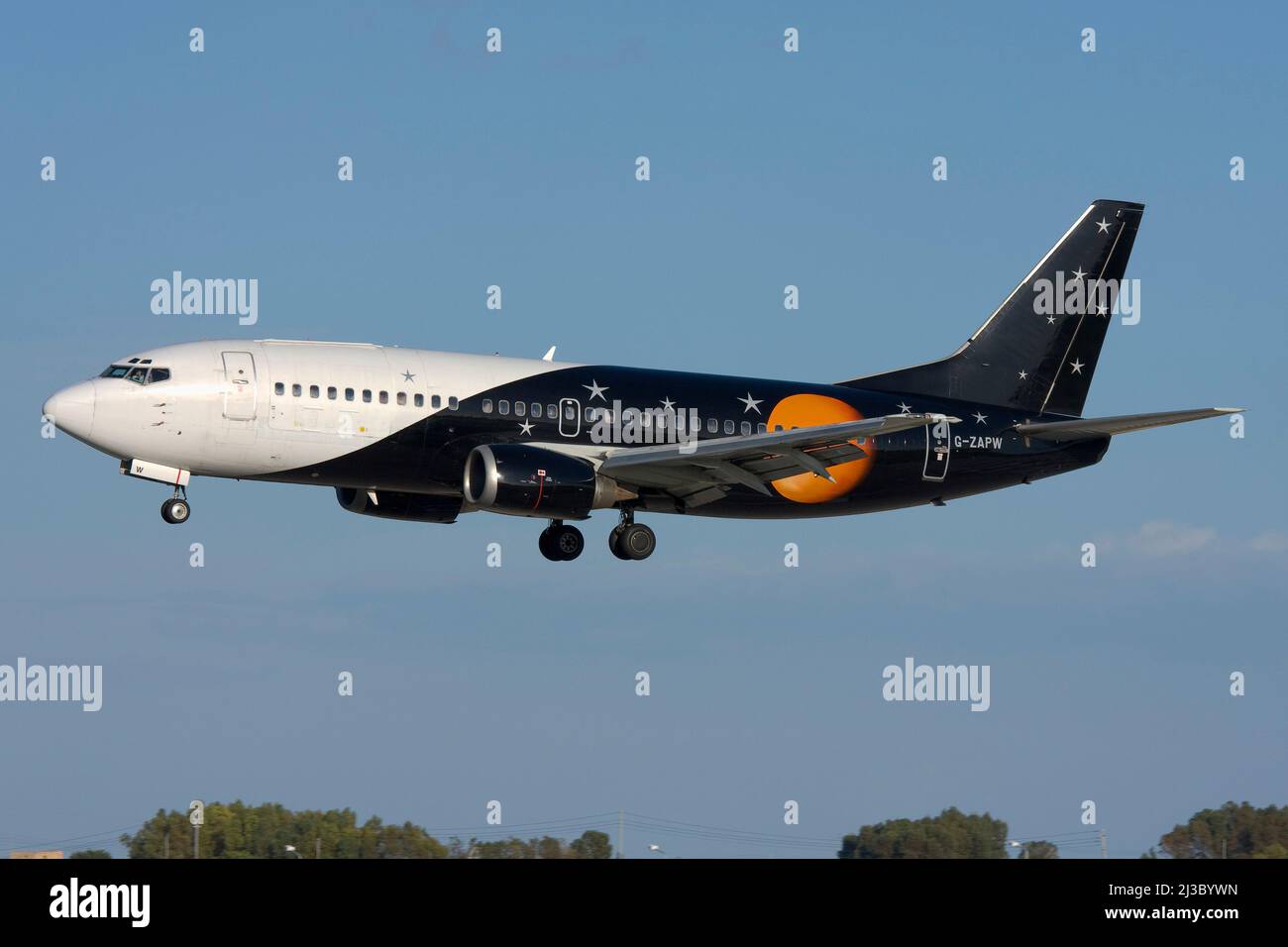 Titan Airways Boeing 737-3L9(QC) (REG: G-ZAPW) opérant pour British Airways. Banque D'Images