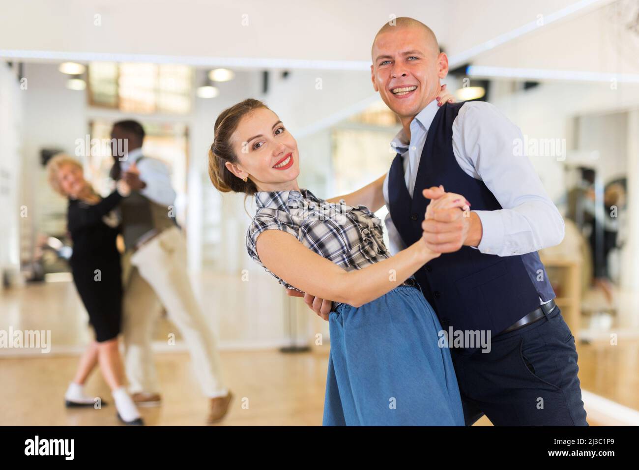 Homme et femme heureux appréciant la danse de salle de bal Banque D'Images
