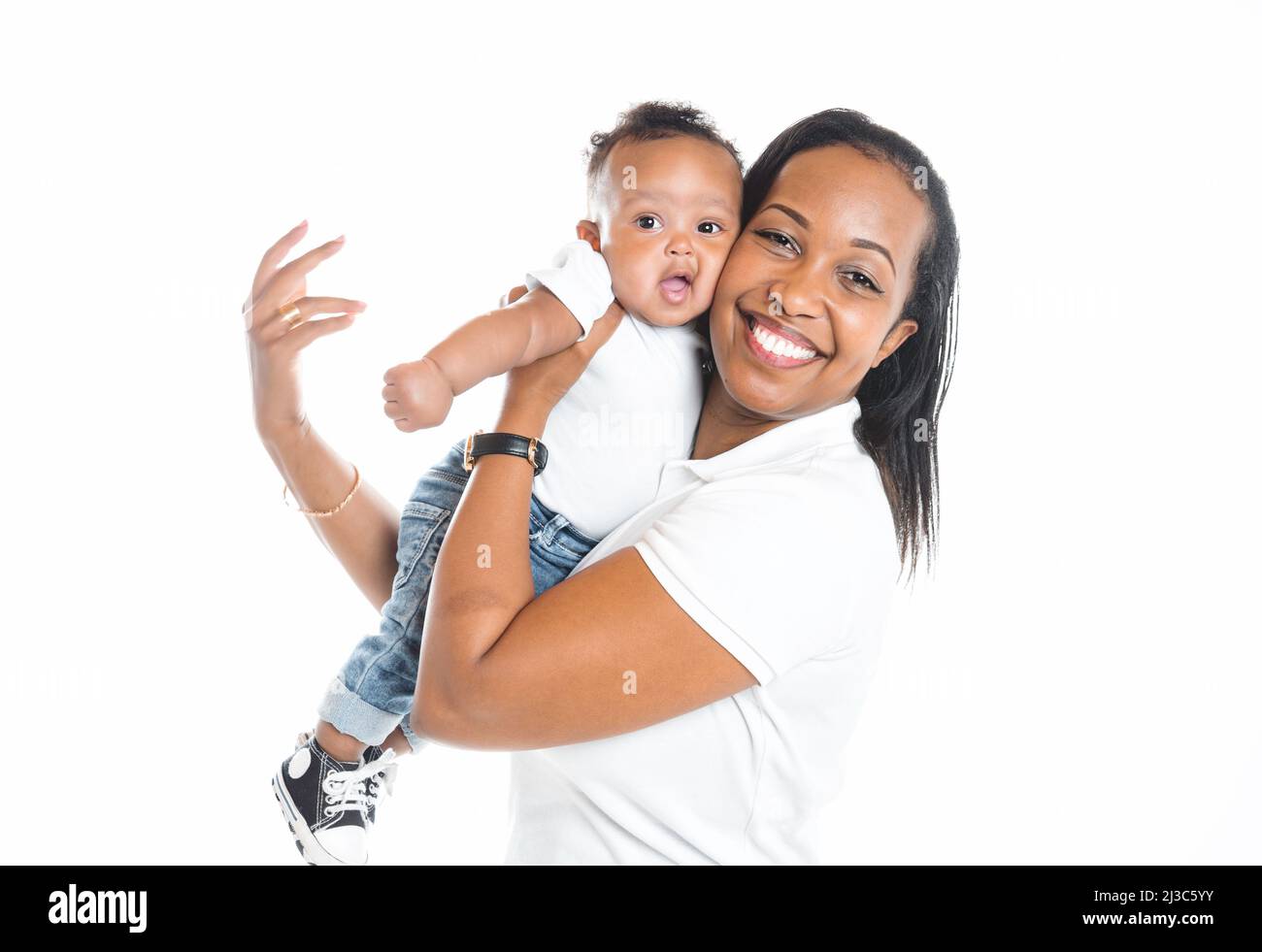 portrait d'une belle femme africaine tenant les mains de son petit fils sur fond blanc Banque D'Images