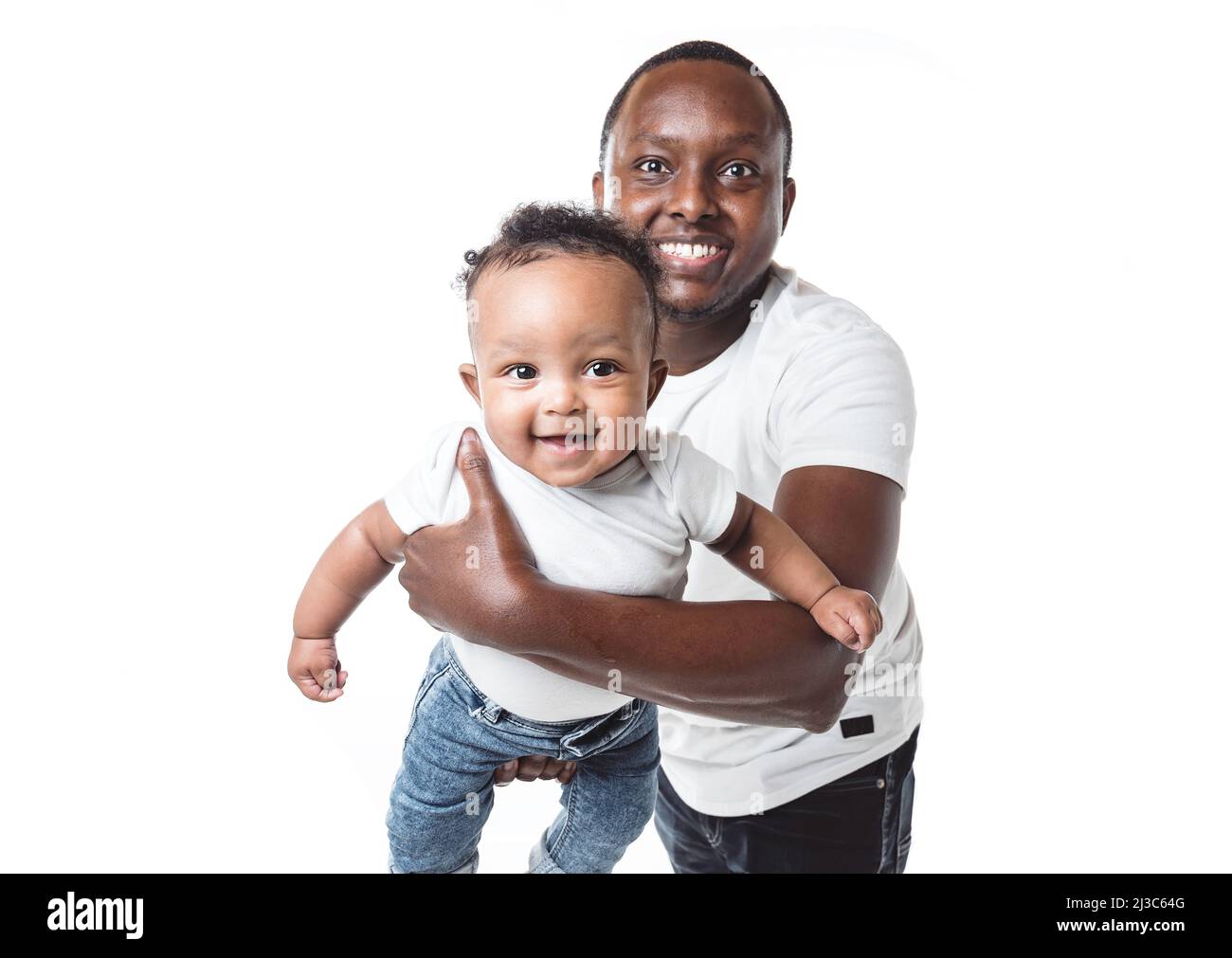portrait d'un bel homme africain tenant les mains de son petit fils sur fond blanc Banque D'Images