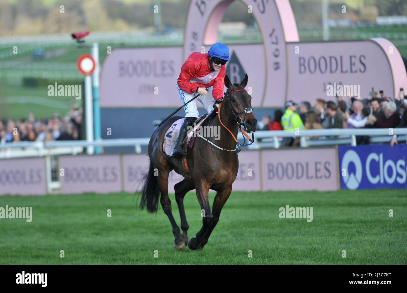 Gagnant de la coupe d'or A plus tard, monté par Rachael Blackmore quatrième jour, Gold Cup Day au Cheltenham Racecourse Gold Cup Festival Crowds Pictures b Banque D'Images