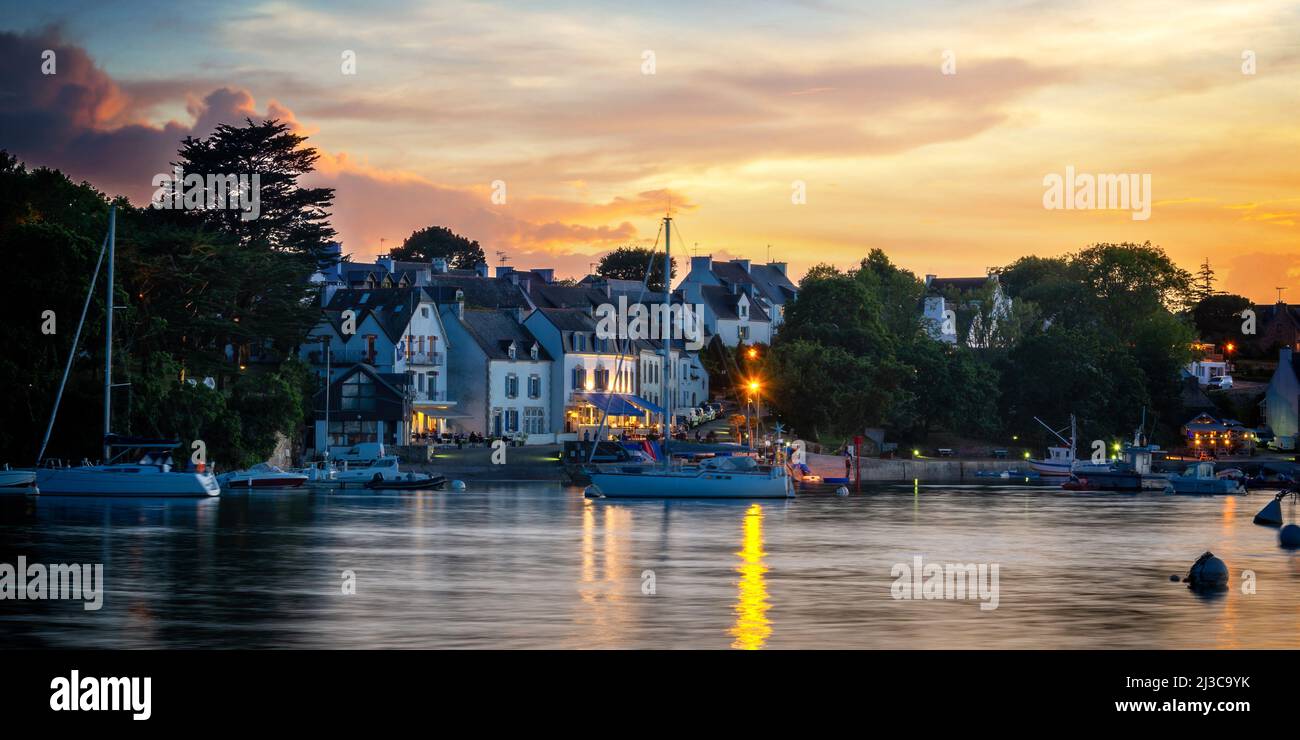 Vue sur le pittoresque port de Sainte Marine la nuit dans le Finistère, Bretagne, France Banque D'Images