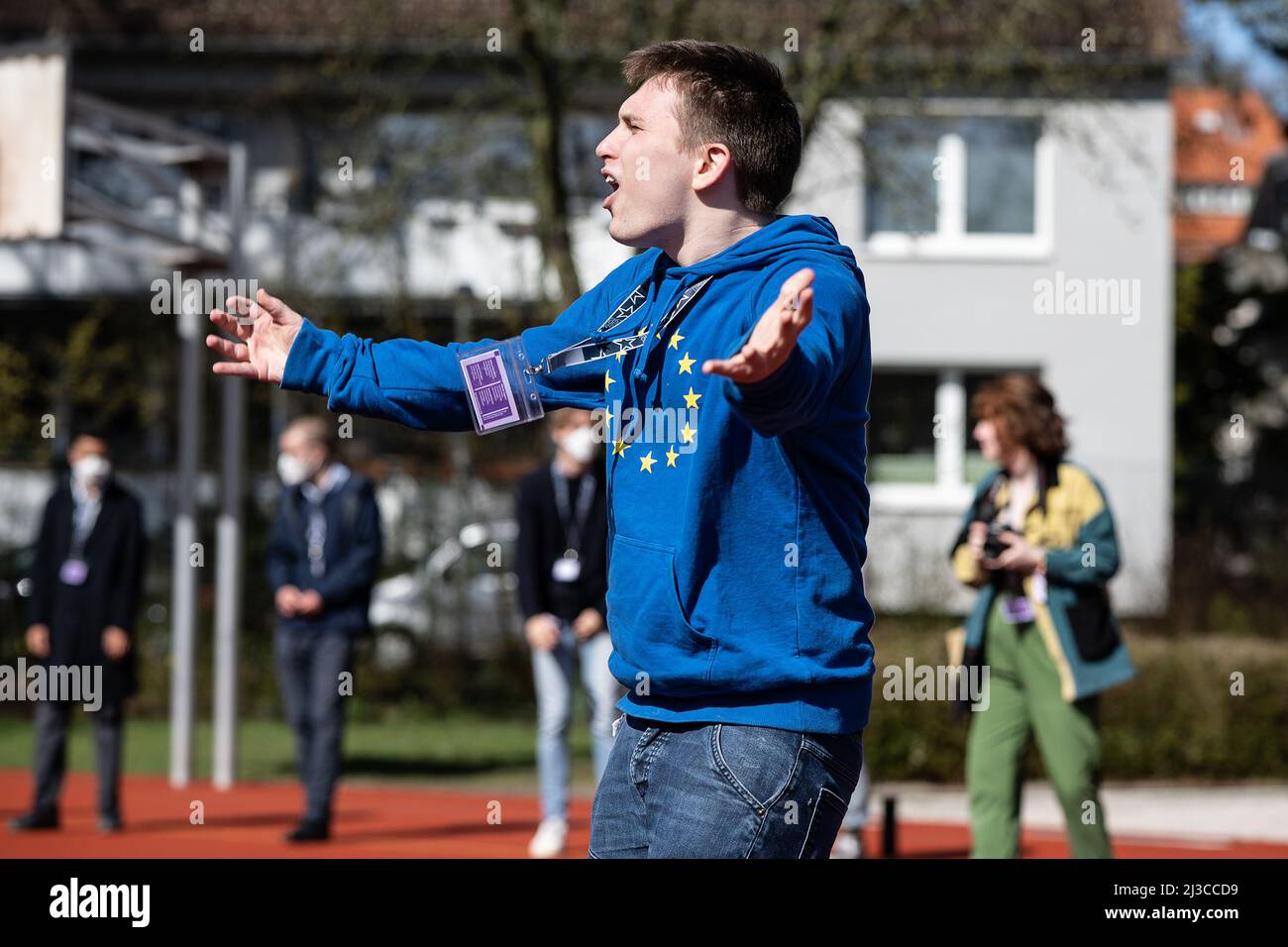 07 avril 2022, Basse-Saxe, Göttingen: Le participant Joshua Fitzgerald d'Irlande a diffusé ses armes lors d'une session ludique de mise au courant lors de la réunion de sélection régionale du Parlement européen de la Jeunesse. Le réseau politique des jeunes débat sur l'implication politique des enfants et des jeunes en Europe. Photo: Swen Pförtner/dpa Banque D'Images