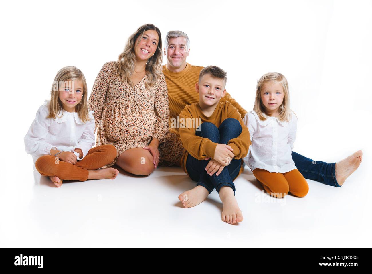 mari et enfants heureux avec femme enceinte sur fond blanc Banque D'Images