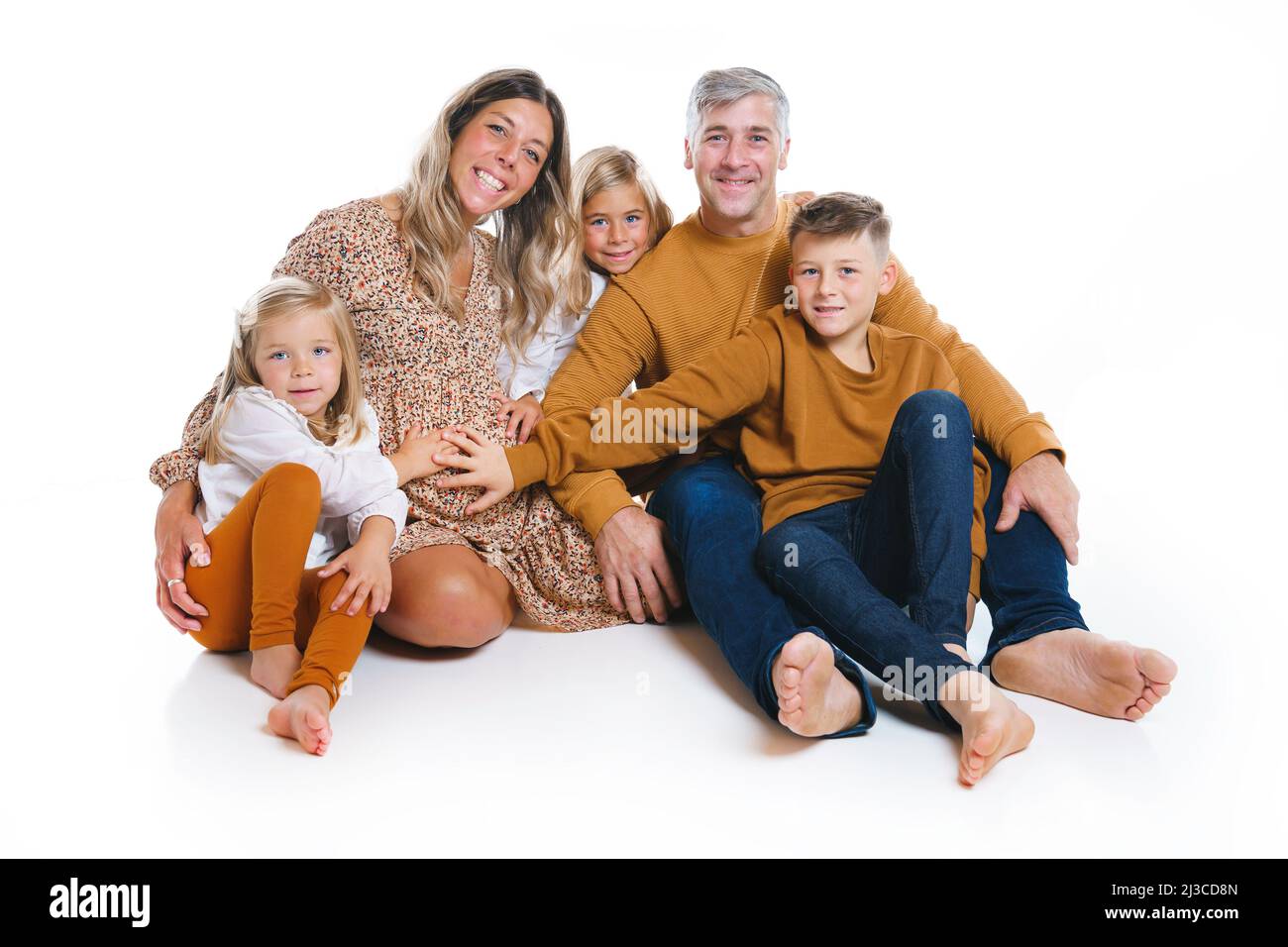 mari et enfants heureux avec femme enceinte sur fond blanc Banque D'Images
