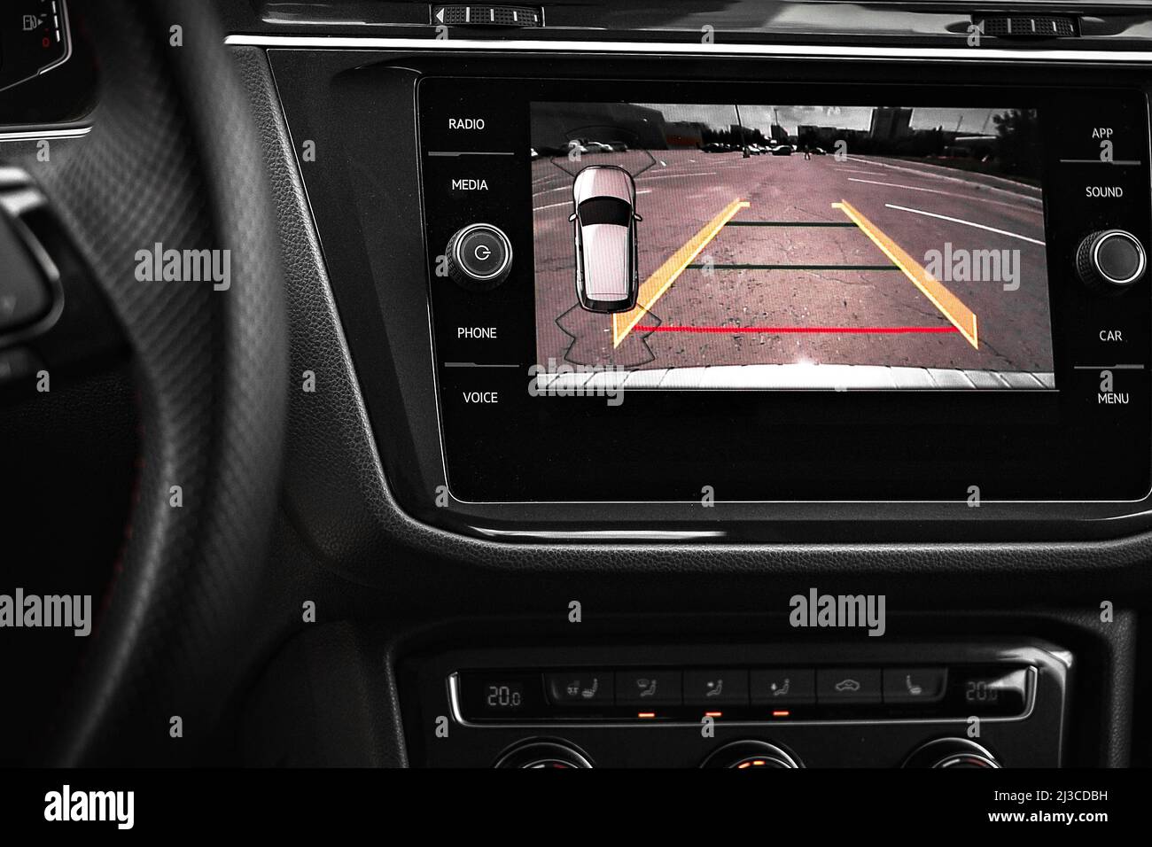 Affichage de la voiture et caméra de recul. Aide au stationnement dans la voiture. Système de parking vidéo en voiture moderne. Arrière-plan. Banque D'Images