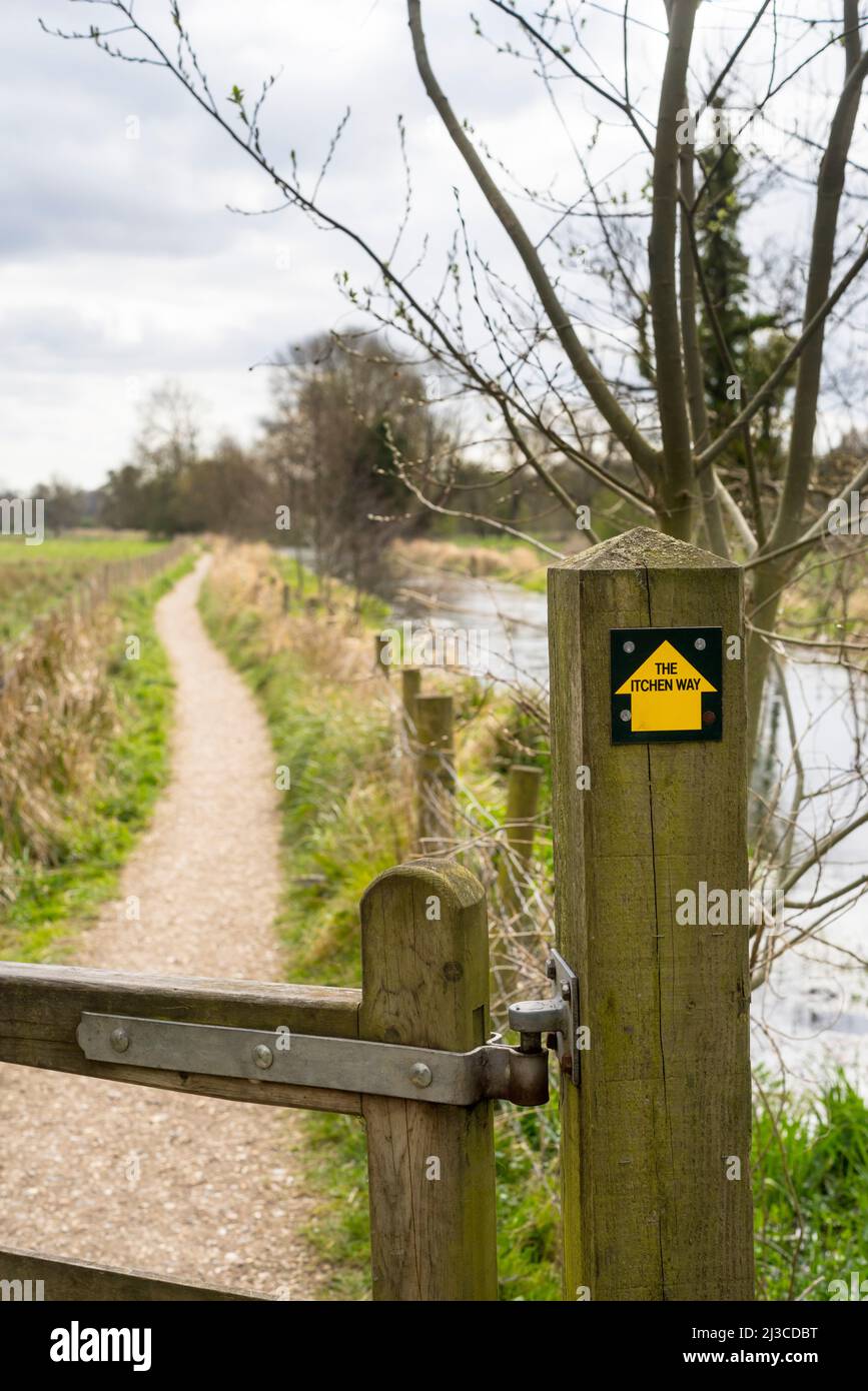Un signe de flèche indiquant le chemin d'Itchen Way le long d'Itchen navigation près de Shawford dans le Hampshire, en Angleterre Banque D'Images