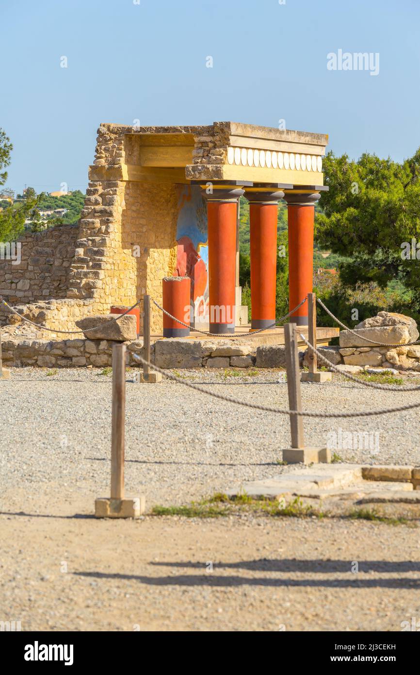 Close-up colonnes rouges, l'entrée Nord de l'ancien palais minoen de Cnossos en Crète, Grèce Banque D'Images