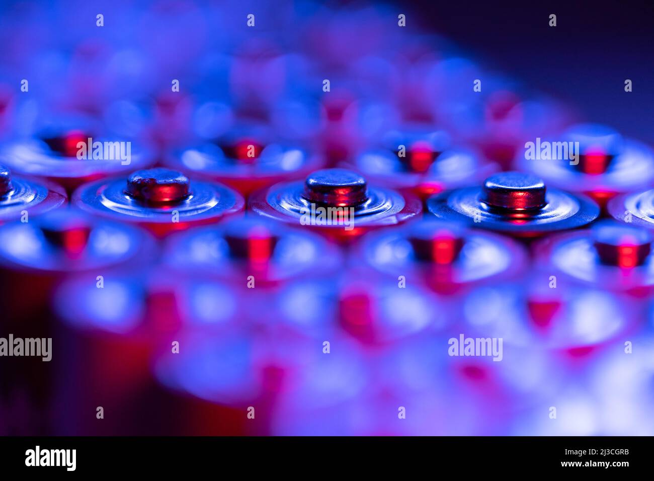 Gros plan des extrémités positives des piles déchargées, tailles AA, prise de vue macro, mise au point sélective. Batterie usagée Banque D'Images