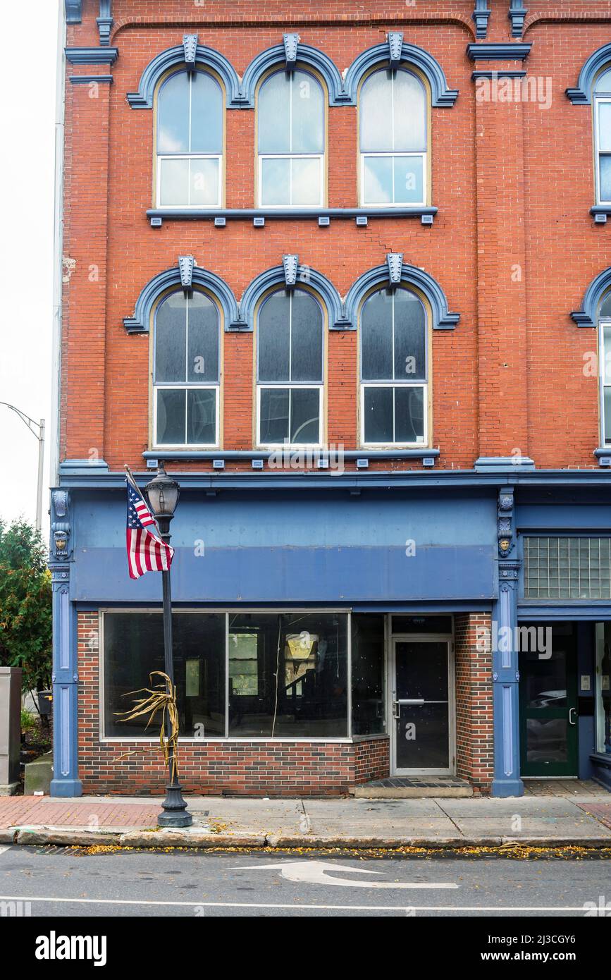 Façades de magasins et bâtiments aux couleurs vives dans la rue principale historique de la ville d'Augusta, Maine, États-Unis Banque D'Images