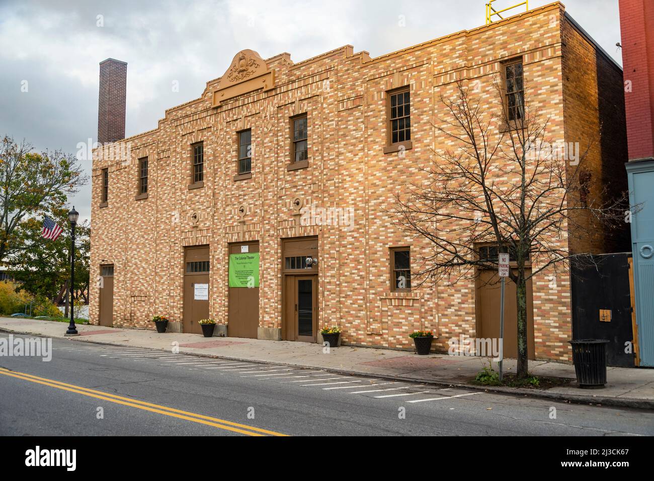 AUGUSTA, MAINE - 16 OCTOBRE 2021 : bâtiments du théâtre colonial dans la rue principale historique de la ville d'Augusta, Maine Banque D'Images
