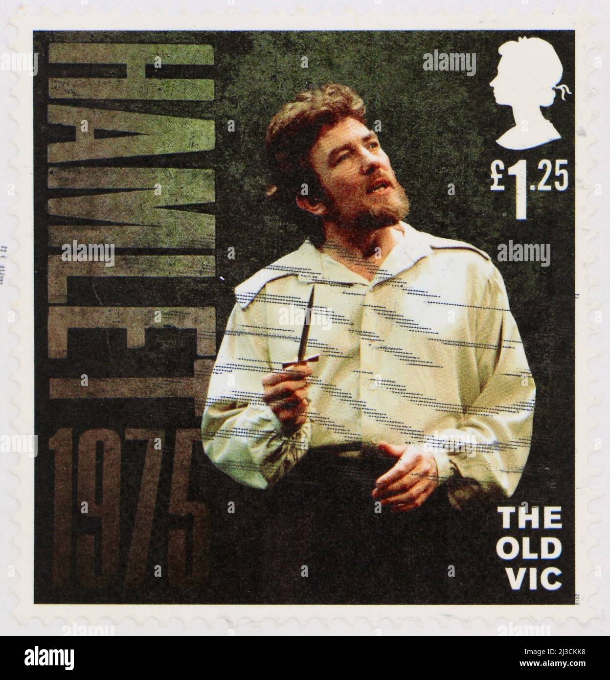 Photo d'un timbre-poste britannique utilisé célébrant le bicentenaire du vieux théâtre Vic en 2018 avec une photo d'Albert Finney comme Hamlet en 1975 Banque D'Images