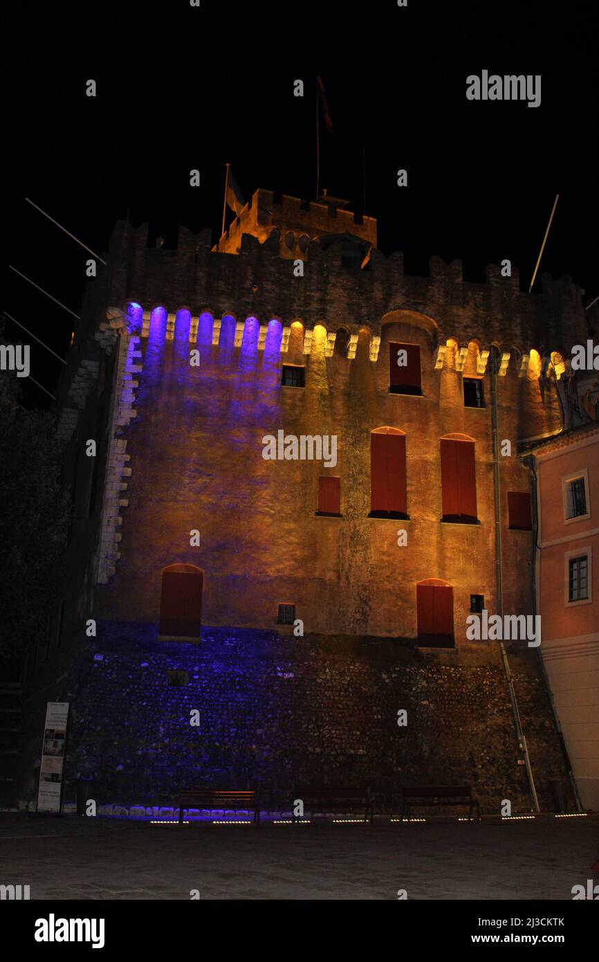 Cagnes sur Mer, France - 2 mars 2022 : le Château Grimaldi au Haut de Cagnes s'illumine la nuit en solidarité avec les couleurs du drapeau ukrainien. Banque D'Images