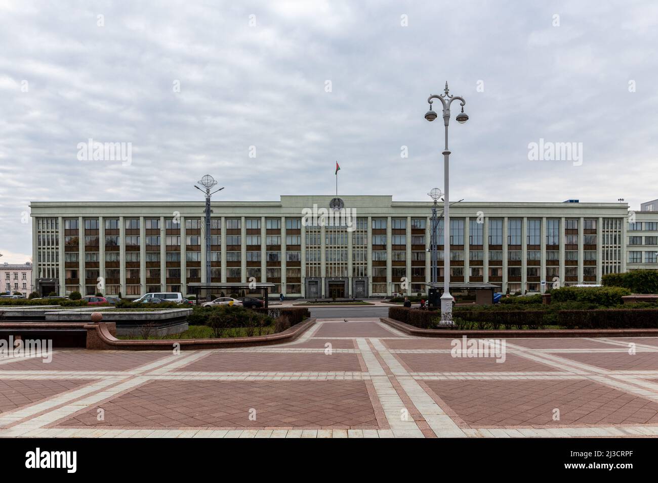 Minsk, Bélarus, 04.11.21. Mingorispolkom - bâtiment du Comité exécutif de la ville de Minsk, architecture constructivisme, place de l'indépendance. Banque D'Images