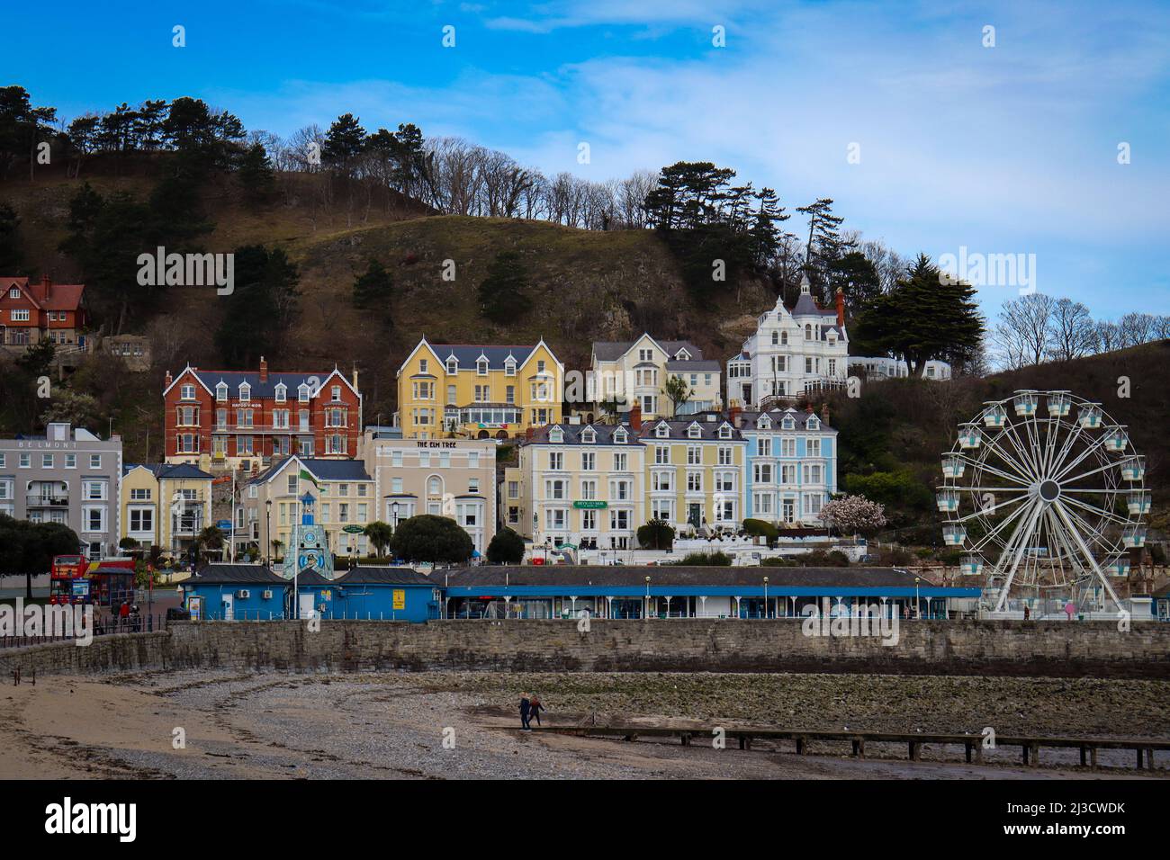 Jetée de Llandudno, maisons de bord de mer colorées sur une colline, ciel bleu Banque D'Images