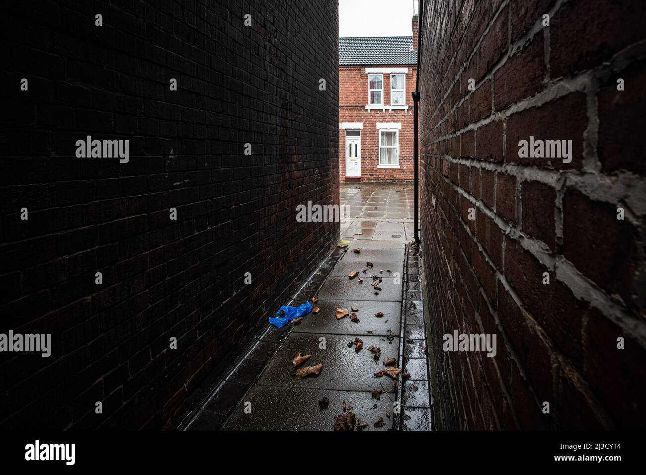 Une maison mitoyenne dans le nord de l'Angleterre d'une ruelle sombre dans une partie de la ville en panne Banque D'Images