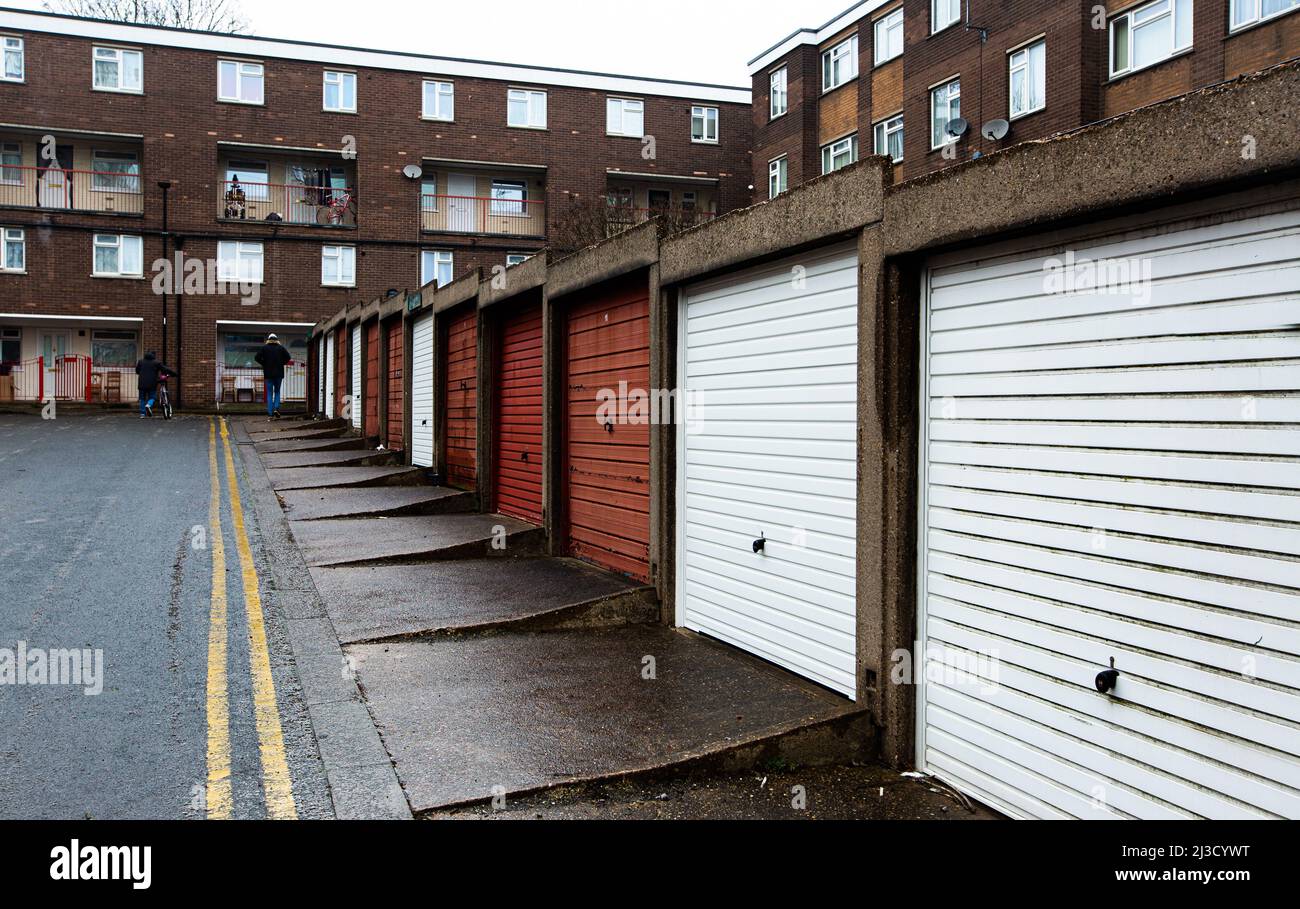 Une succession de conseil avec des logements sociaux dans des blocs de tours et des rangées de garages désutilisés dans le nord de l'Angleterre pendant la mise à niveau du gouvernement britannique Banque D'Images