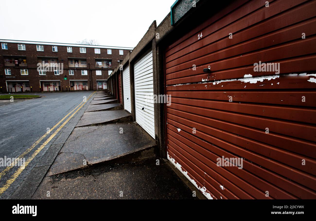 Une succession de conseil avec des logements sociaux dans des blocs de tours et des rangées de garages désutilisés dans le nord de l'Angleterre pendant la mise à niveau du gouvernement britannique Banque D'Images