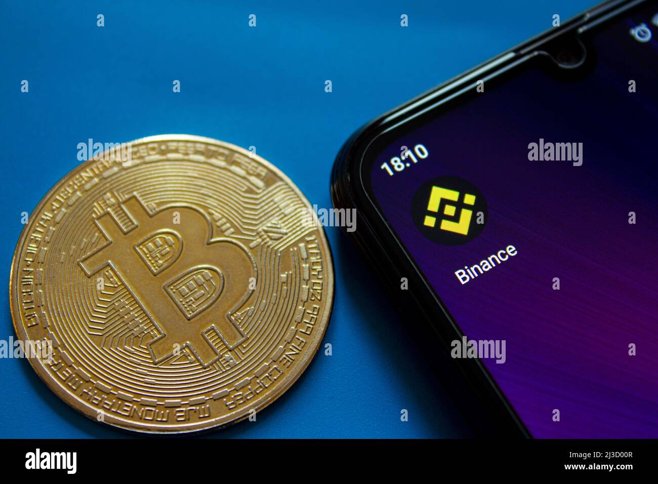 Logo de l'application mobile Binance sur l'écran du smartphone. Pièce de monnaie en bitcoin dorée. Afyonkarahisar, Turquie - 6 avril 2022. Banque D'Images