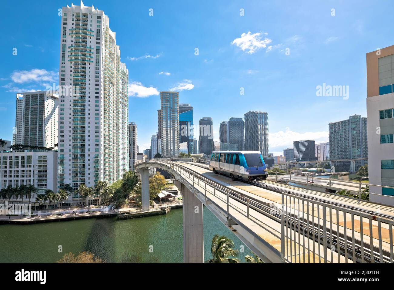 Vue sur le centre-ville de Miami et le train futuriste, État de Floride, États-Unis d'Amérique Banque D'Images
