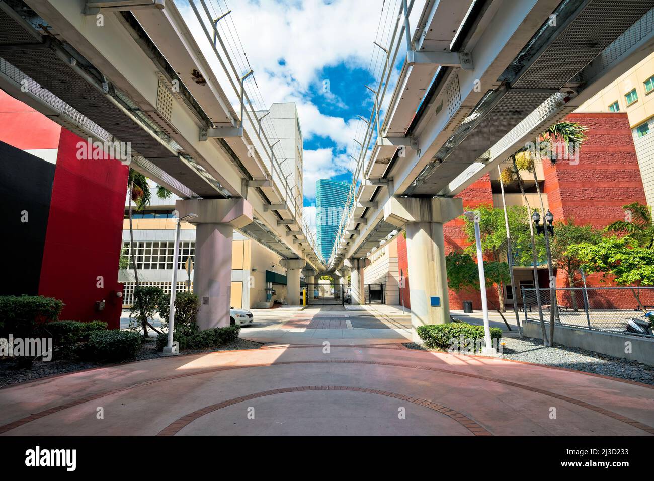 Vue sur la rue du centre-ville de Miami, sous la piste de train Mover, État de Floride, États-Unis d'Amérique Banque D'Images
