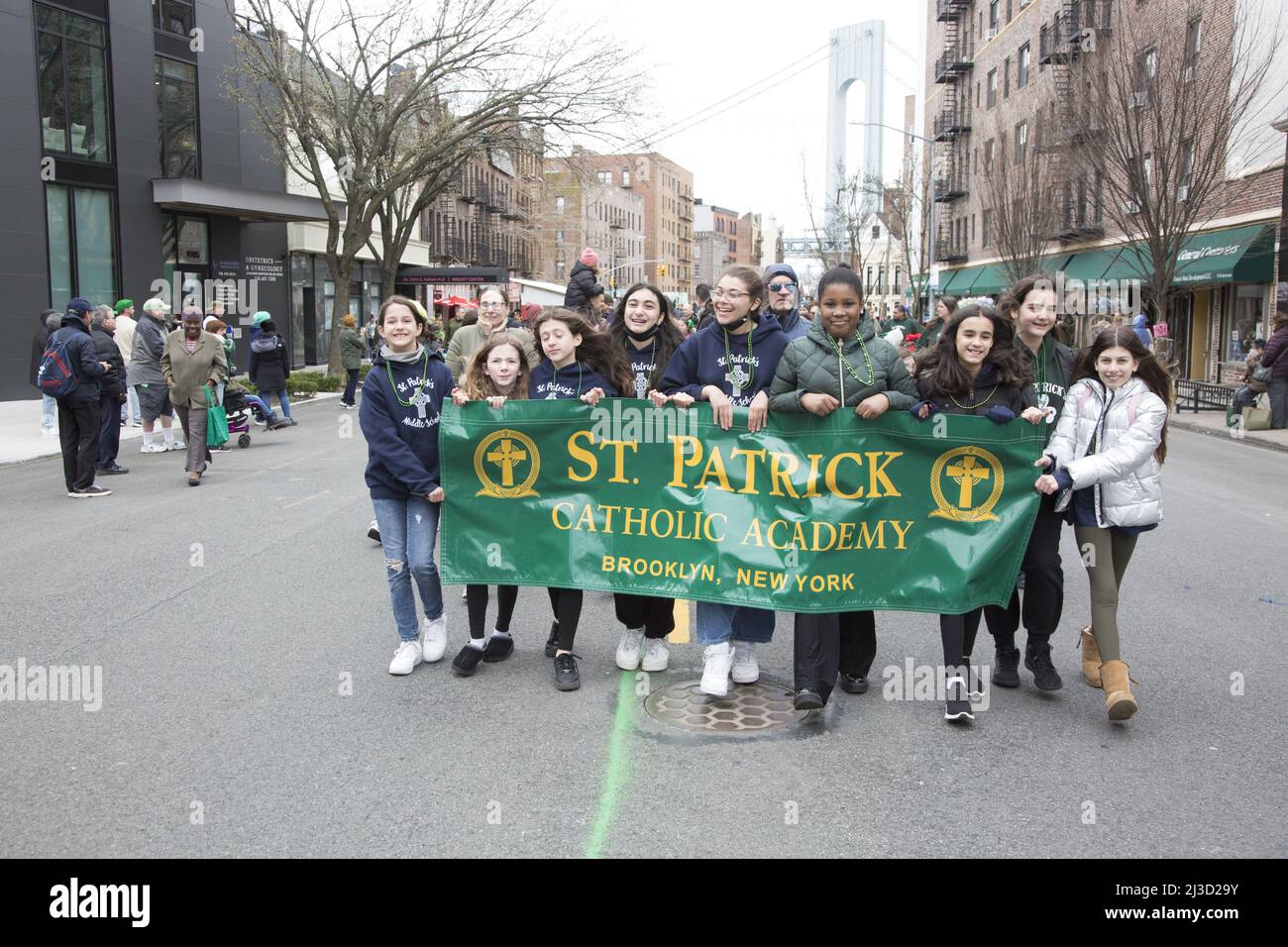 Les étudiants de l'Académie catholique de la Baie-Patrick défilent dans la Bay Ridge Saint Patrick's Day Parade, Brooklyn, New York. Banque D'Images