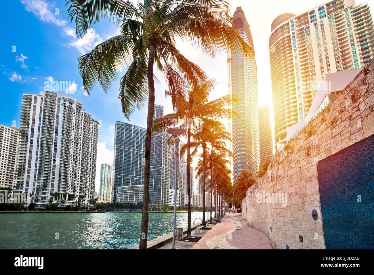 Promenade au bord de l'eau à Miami et vue sur le coucher du soleil, État de Floride des États-Unis Banque D'Images