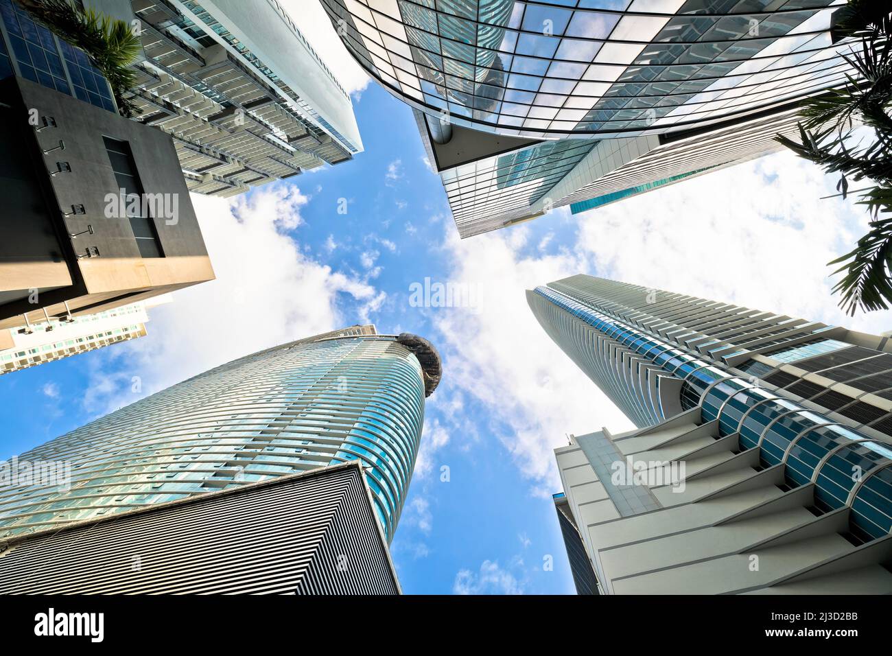 Vue sur les gratte-ciel du centre-ville de Miami srteet, État de Floride, États-Unis d'Amérique Banque D'Images