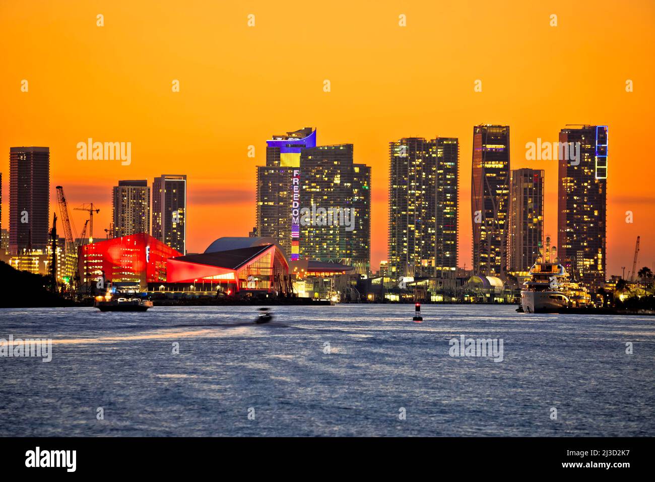 Vue sur les gratte-ciel de Miami au coucher du soleil avec Ukraine Freedom Lightning, Floride, États-Unis d'Amérique Banque D'Images
