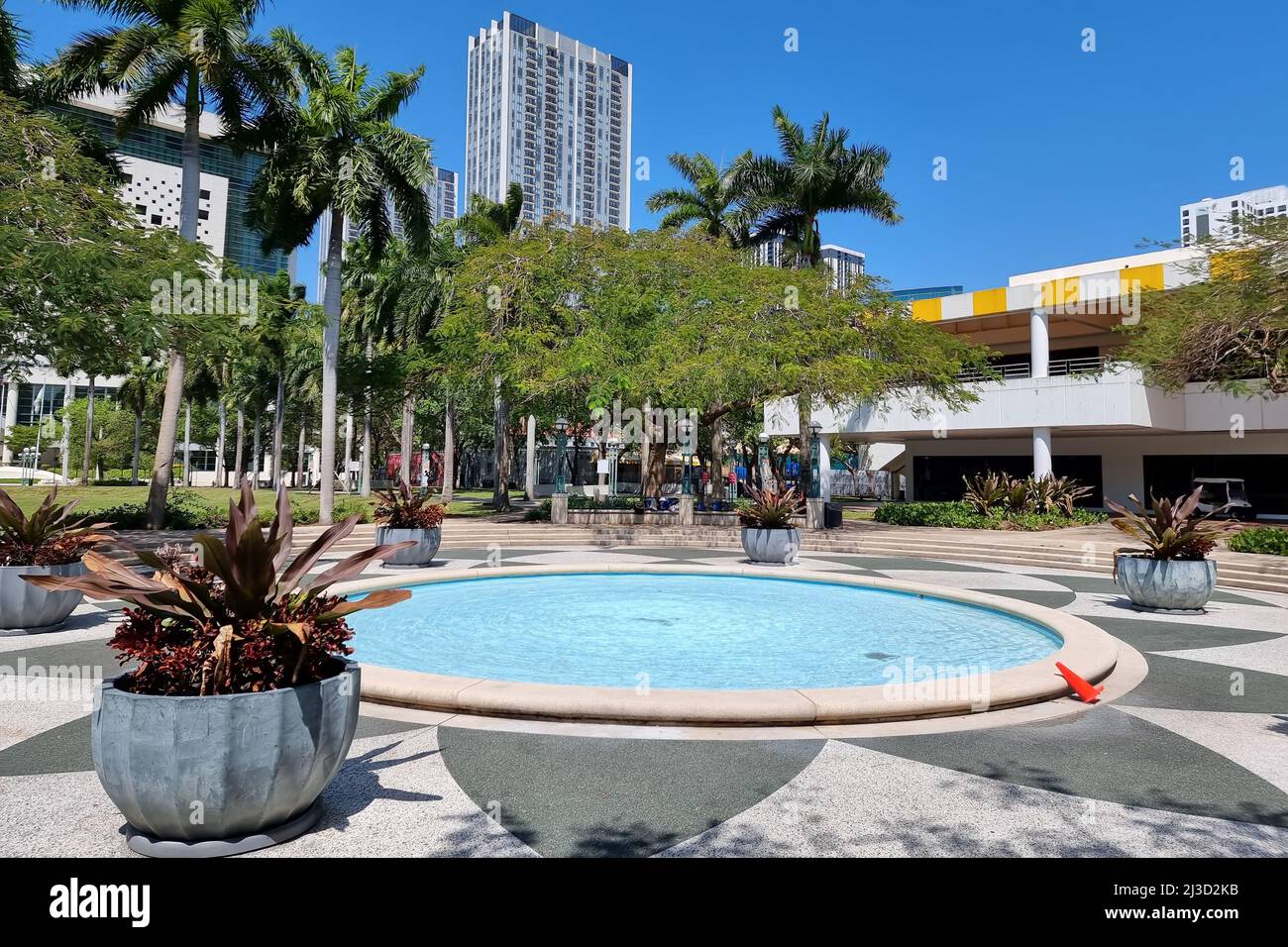 Vue sur la rue du centre gouvernemental de Miami, État de Floride aux États-Unis Banque D'Images