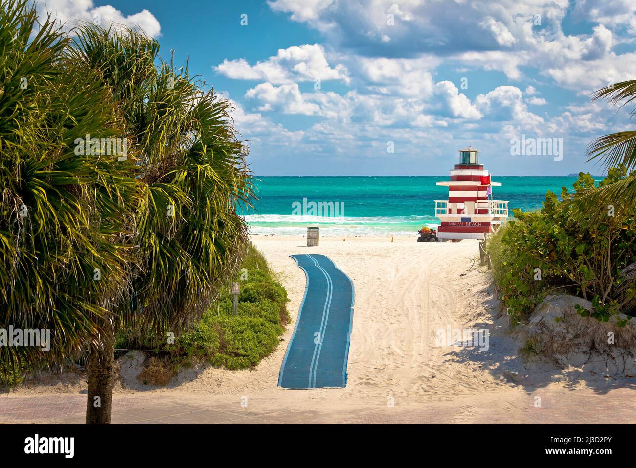 Miami Beach plage de sable coloré et vue de poste de maître-nageur, état de Floride, États-Unis d'Amérique Banque D'Images