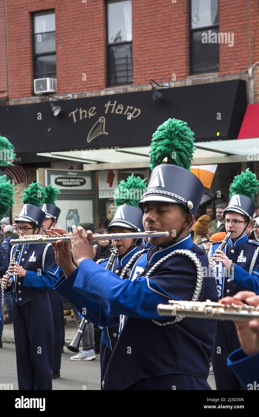 Les membres de la bande de marche du fort Hamilton High School défilent ...