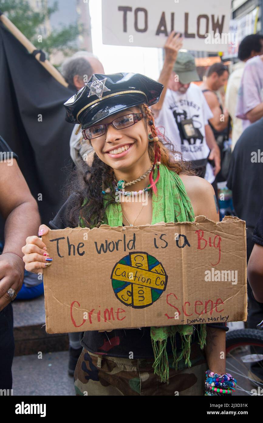 Femme exprime sa vision du monde lors de 'Occupy Wall Street' à New York. « Le monde est une scène de crime. » Banque D'Images