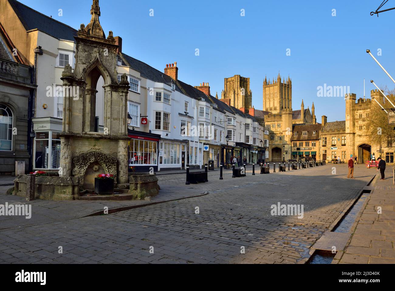 Marché des puits avec croix de marché et fontaine, Somerset, Royaume-Uni. Cathédrale en arrière-plan. Banque D'Images