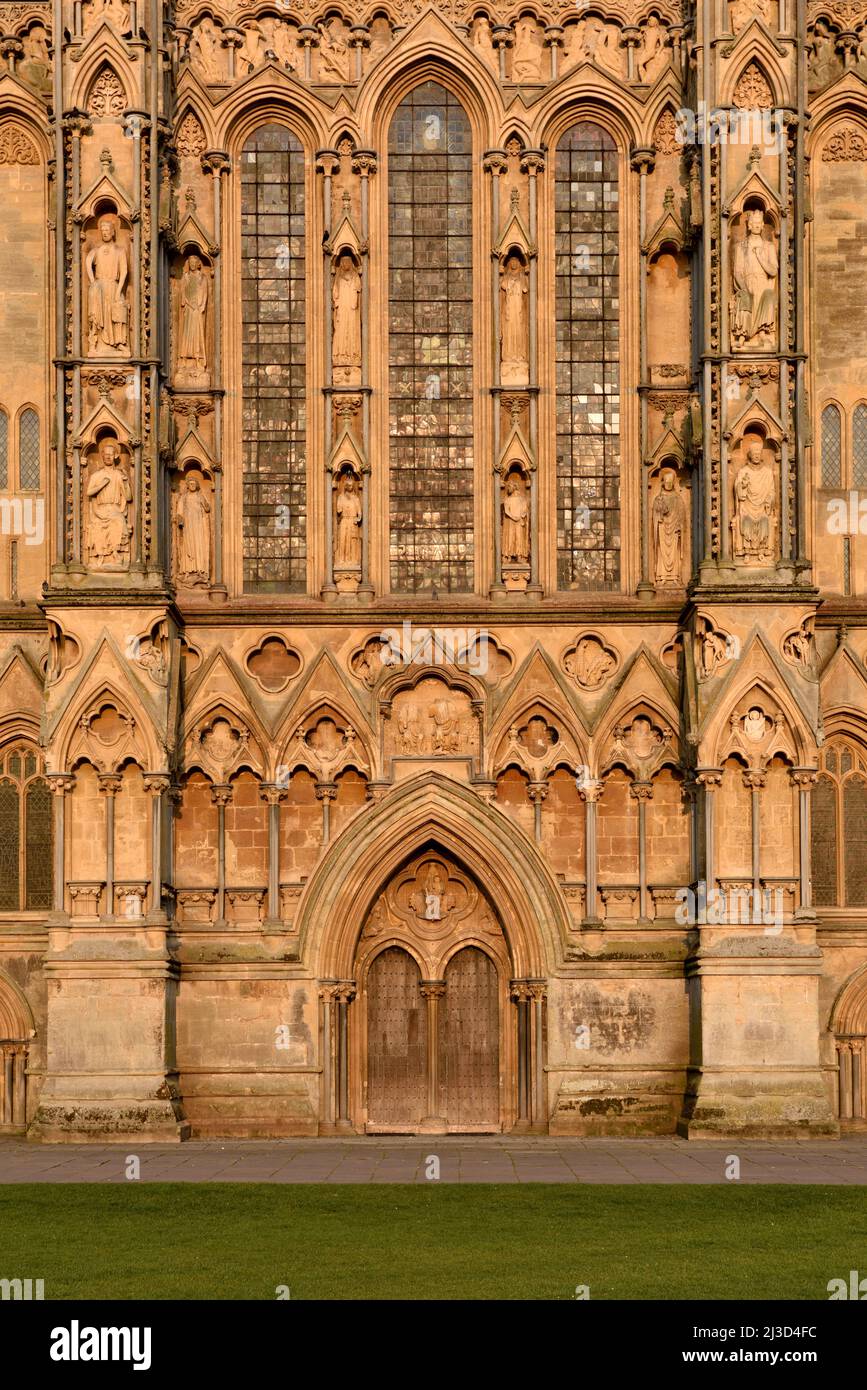 Façade de la cathédrale de Wells datant du 12th siècle, Wells, Somerset, Royaume-Uni avec quelques-unes des 300 sculptures Banque D'Images