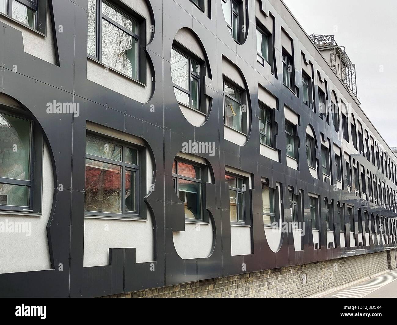 Le sèche-mains automatique à air est suspendu au mur et les mains des enfants sont séchées sous le mur Banque D'Images