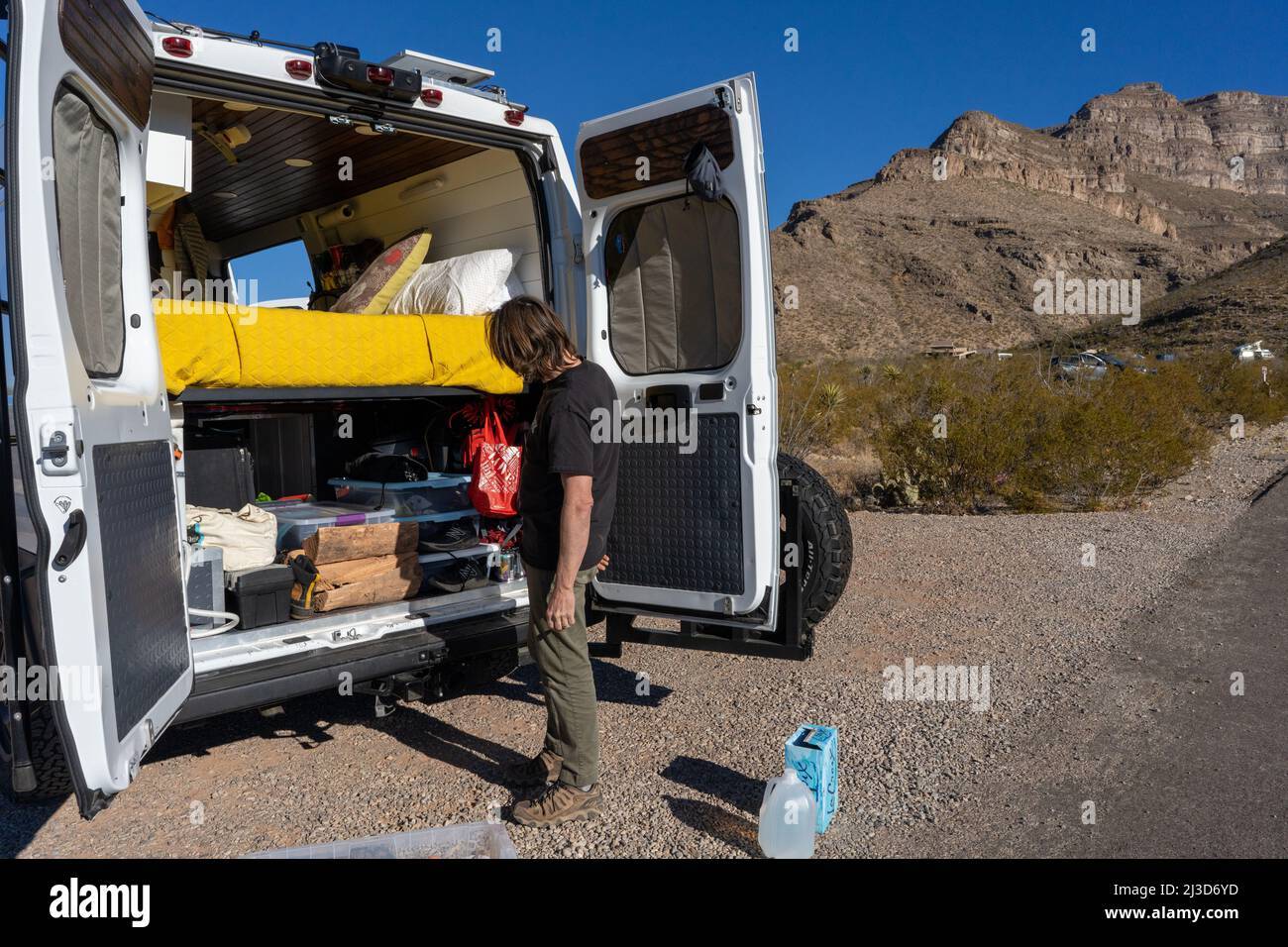 Un homme fait une pause dans le parc national de Big Bend Ranch, dans le sud du Texas, près de la frontière mexicaine Banque D'Images