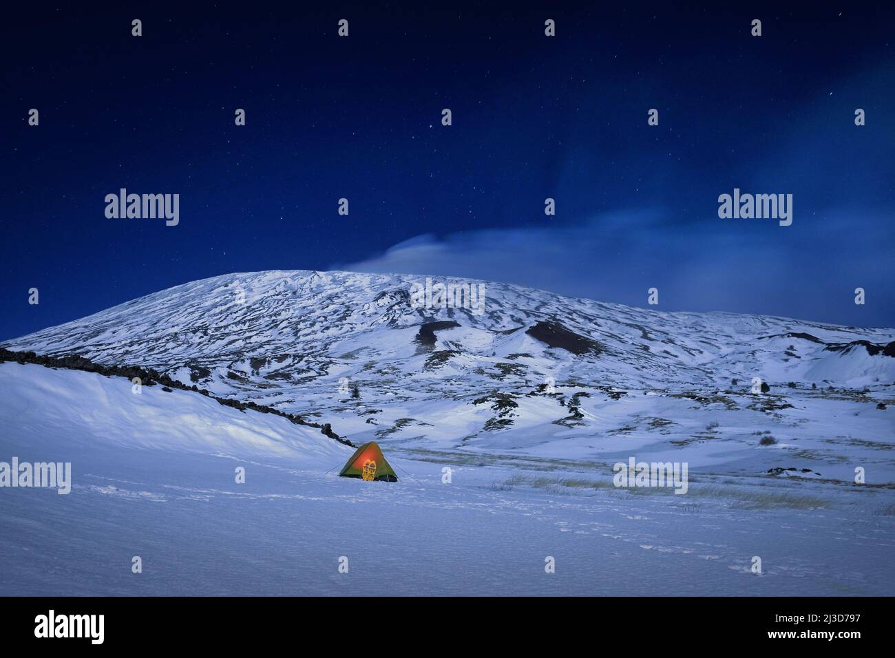 Camp sauvage en hiver Etna Park la nuit, Sicile Banque D'Images