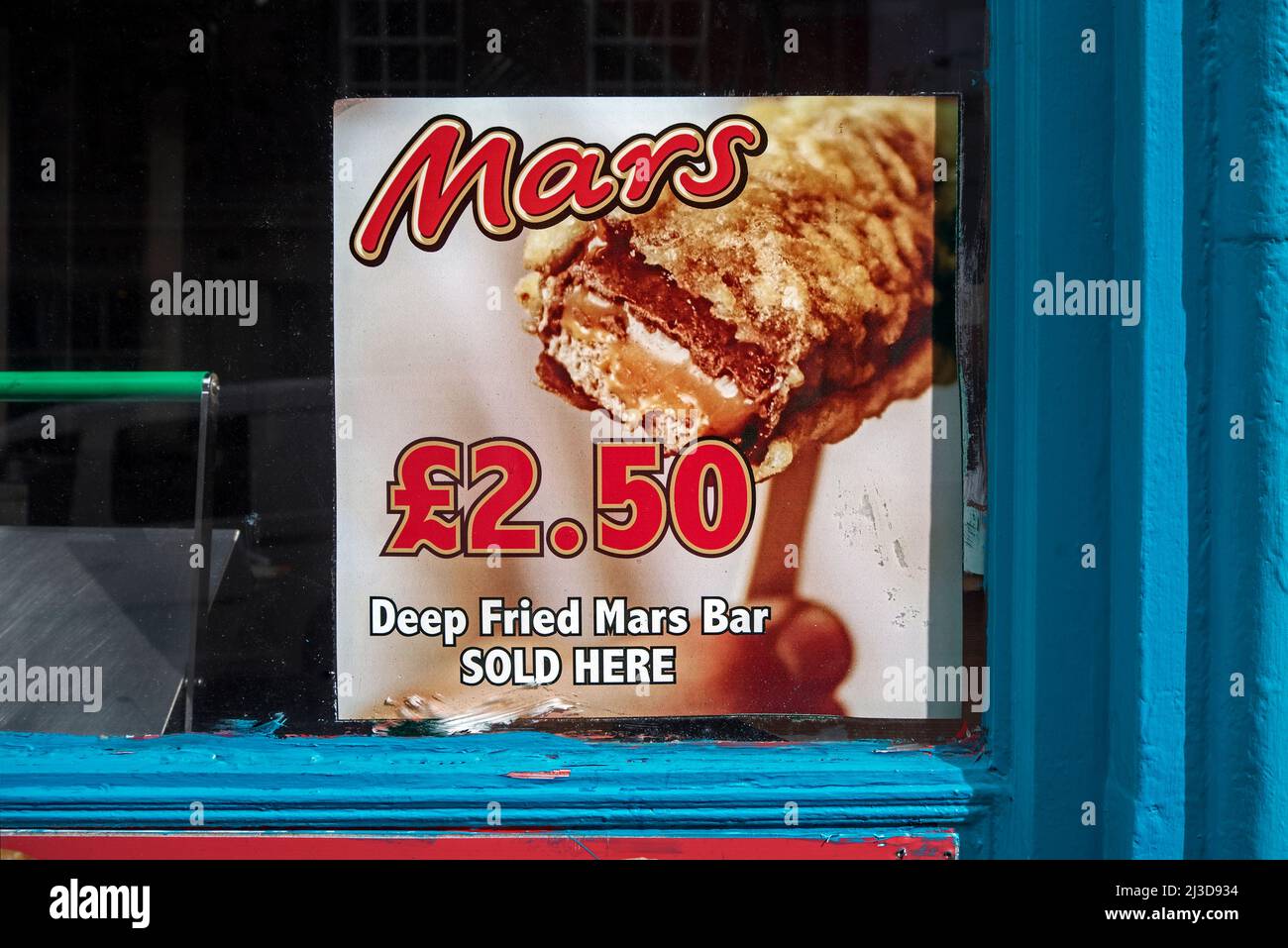 Publicité pour Mars Bar frits dans la fenêtre d'un magasin de poissons et de copeaux d'Édimbourg. Banque D'Images