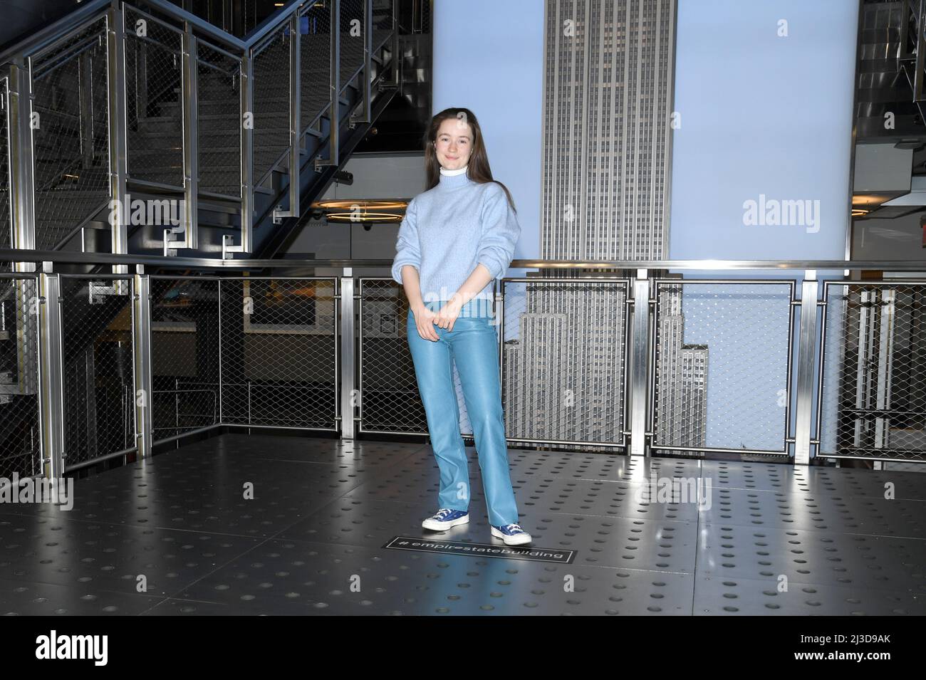 New York, États-Unis. 07th avril 2022. Le chanteur-compositeur norvégien Sigrid Visit the Empire State Building, New York, NY, 7 avril 2022 (photo par Anthony Behar/Sipa USA) Credit: SIPA USA/Alay Live News Banque D'Images