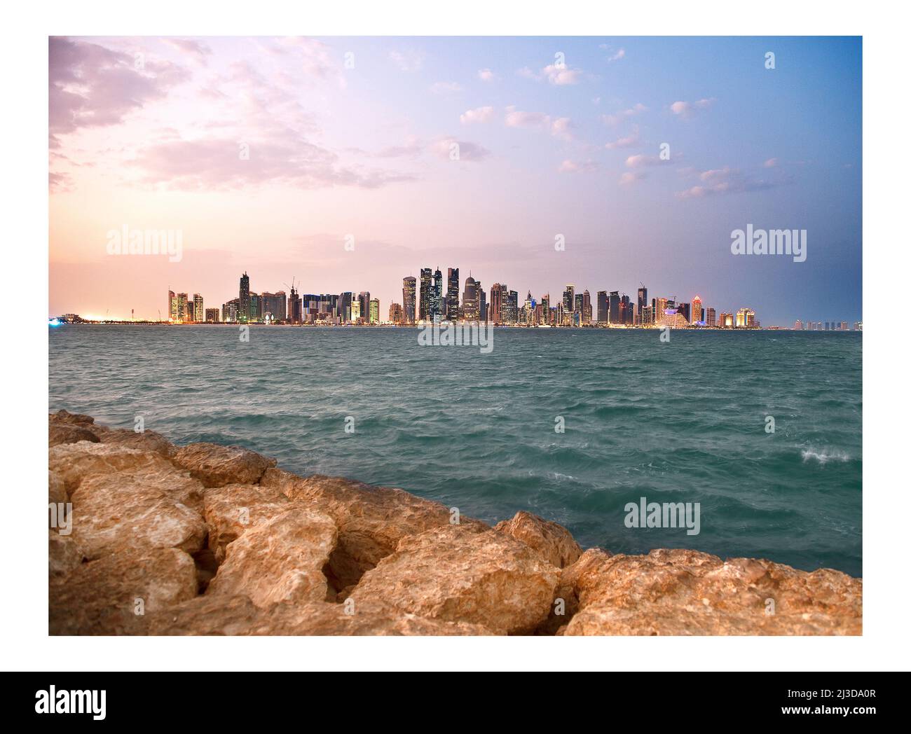 Doha Cornish vue panoramique sur la ligne du ciel - Doha Qatar Banque D'Images