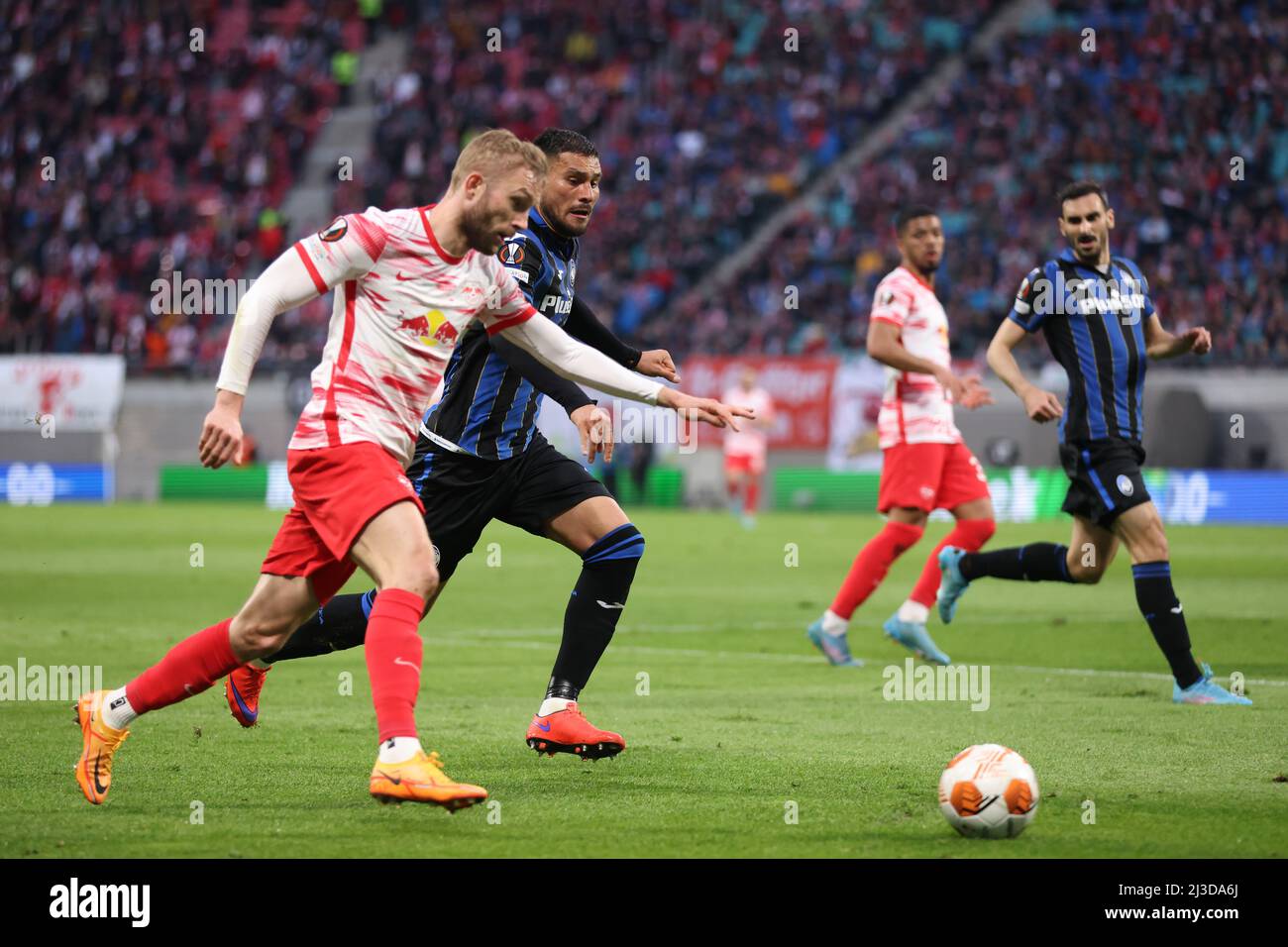 Leipzig, Allemagne. 07th avril 2022. Football: Europa League, RB Leipzig - Atalanta Bergame, knock out round, quarterfinales, première étape, Red Bull Arena. Konrad Laimer (l) de Leipzig et Jose Luis Palomino de Bergame (2nd de gauche) se battent pour le ballon. Credit: Jan Woitas/dpa/Alay Live News Banque D'Images