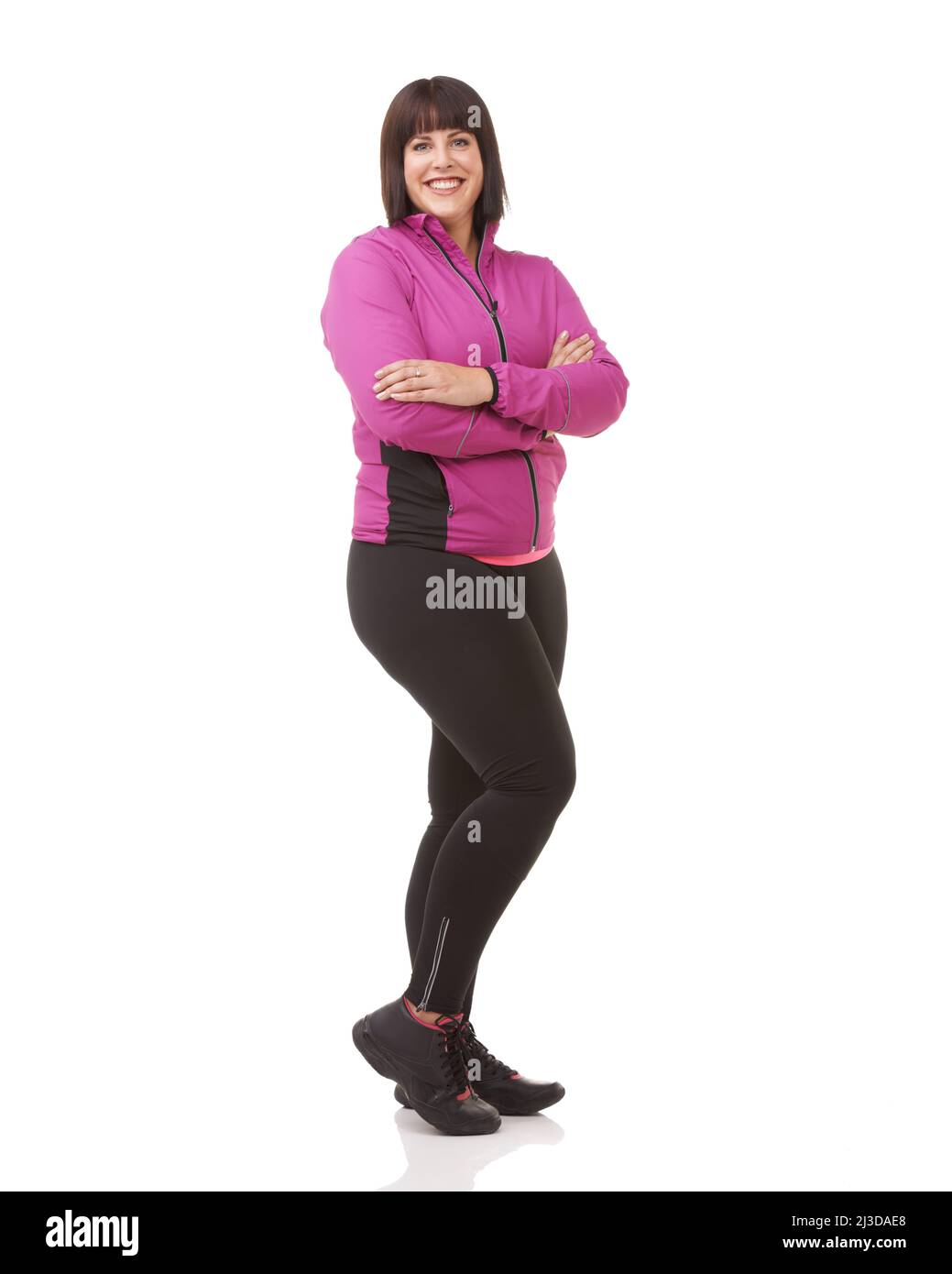 Prêt à être mis en forme. Prise de vue en longueur d'un modèle de taille plus en vêtements d'exercice isolés sur du blanc. Banque D'Images