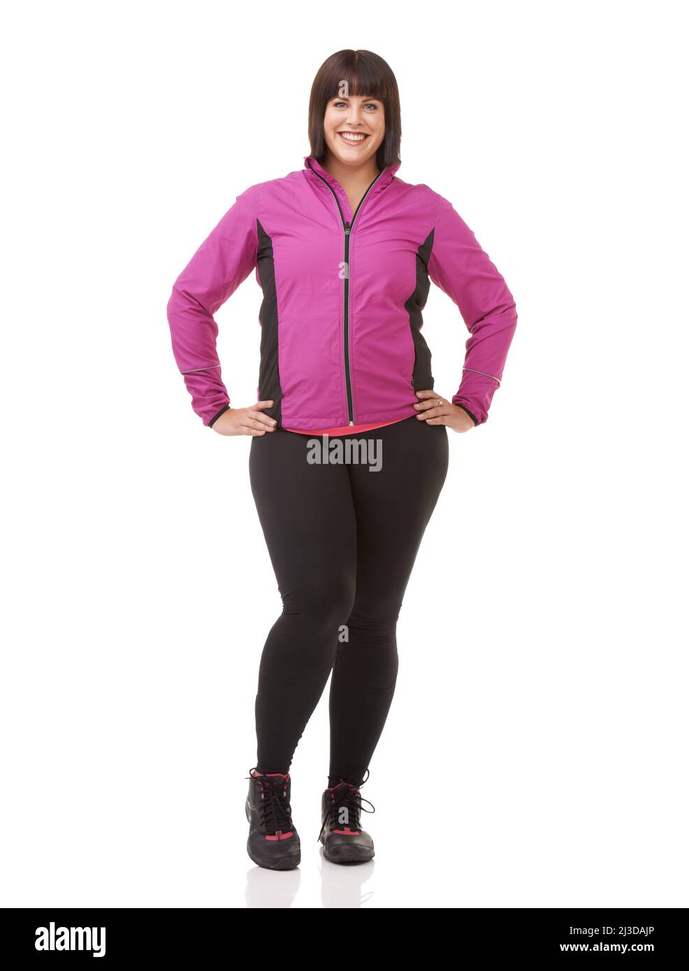 Elle est au service de la mise en forme. Prise de vue en longueur d'un modèle de taille plus en vêtements d'exercice isolés sur du blanc. Banque D'Images