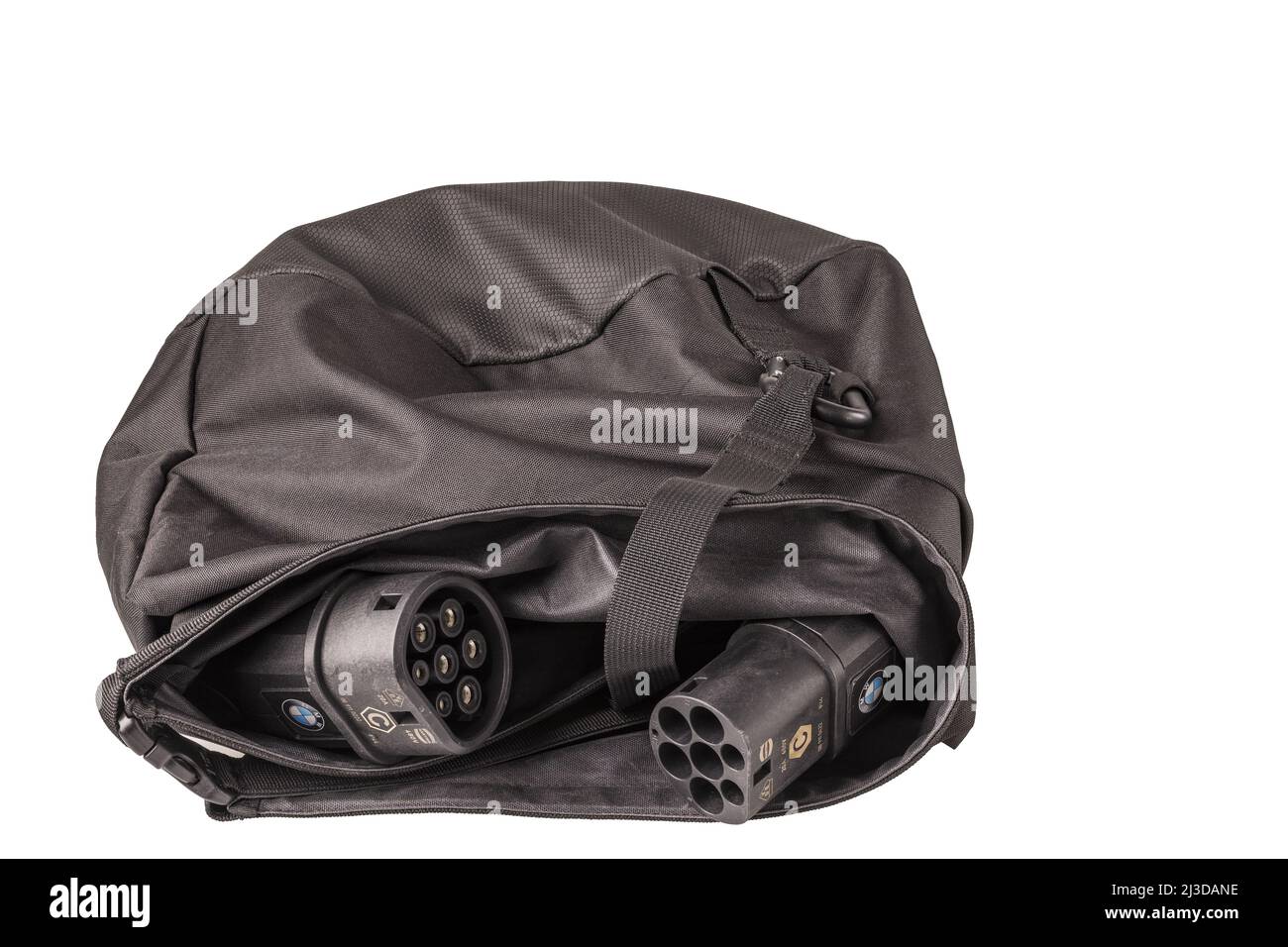 Vue rapprochée du câble de charge pour charger une voiture électrique BMW dans un sac noir isolé sur fond blanc. Suède. Uppsala. Banque D'Images